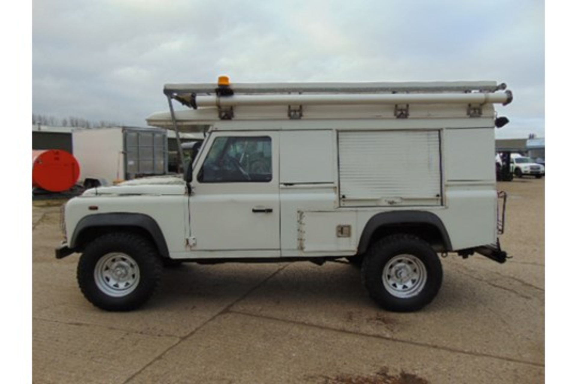 Land Rover Defender 110 Puma Hardtop 4x4 Special Utility (Mobile Workshop) complete with Winch - Image 4 of 22