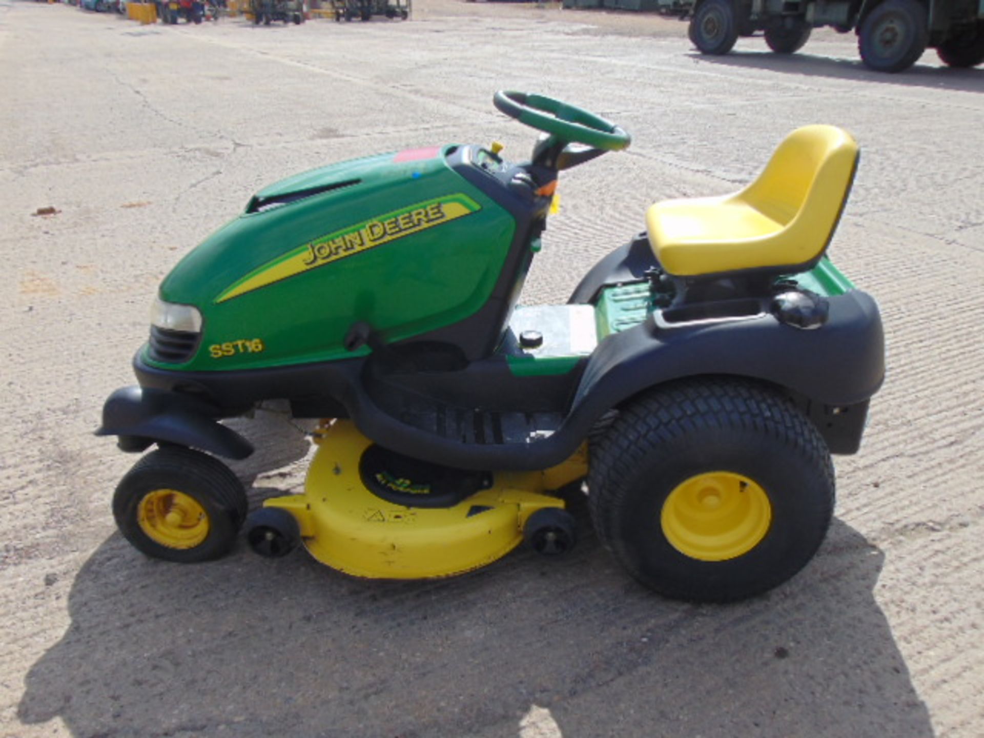 John Deere SST16 Spin Steer Ride On Mower - Image 4 of 17