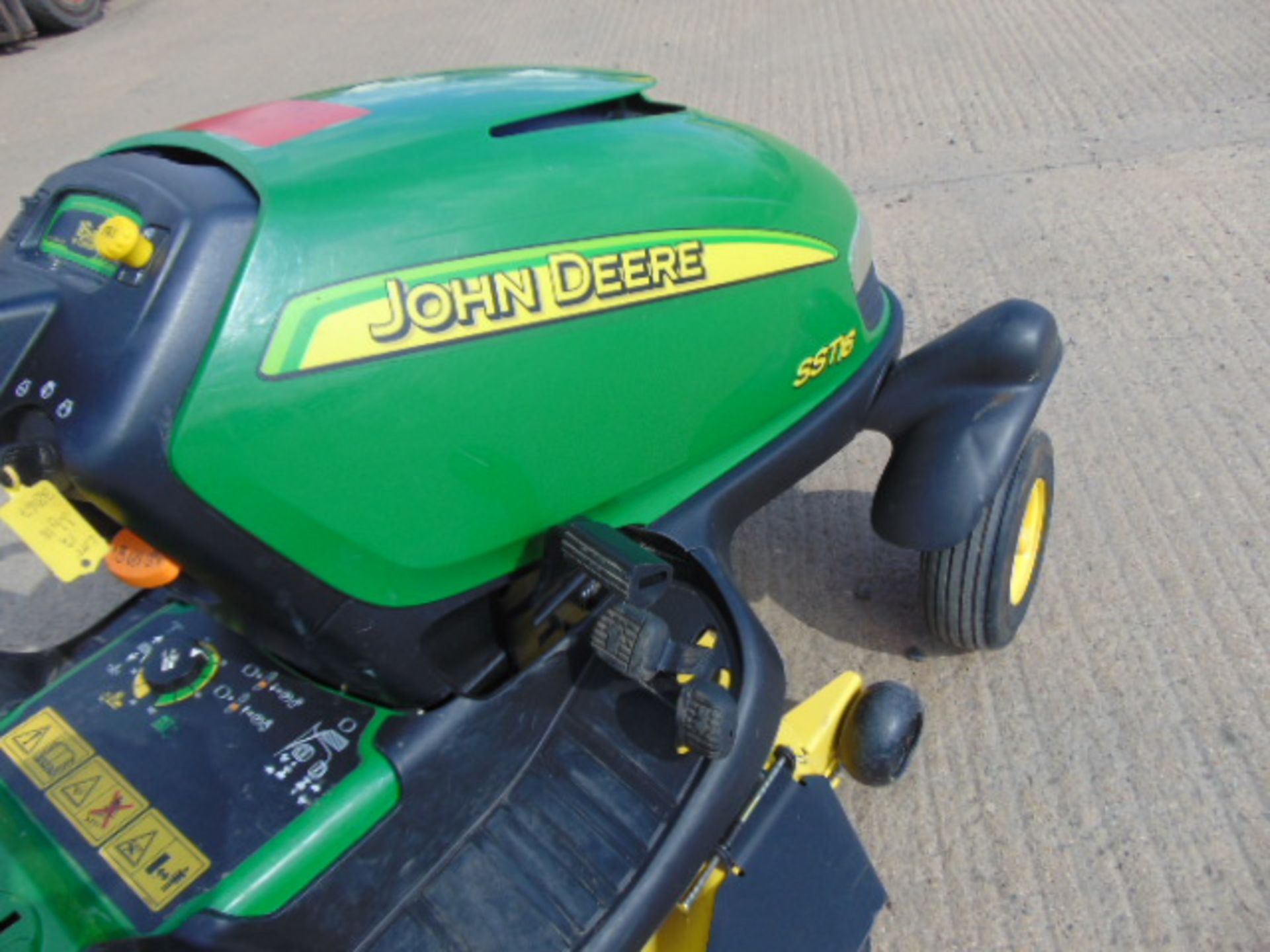 John Deere SST16 Spin Steer Ride On Mower - Bild 9 aus 17