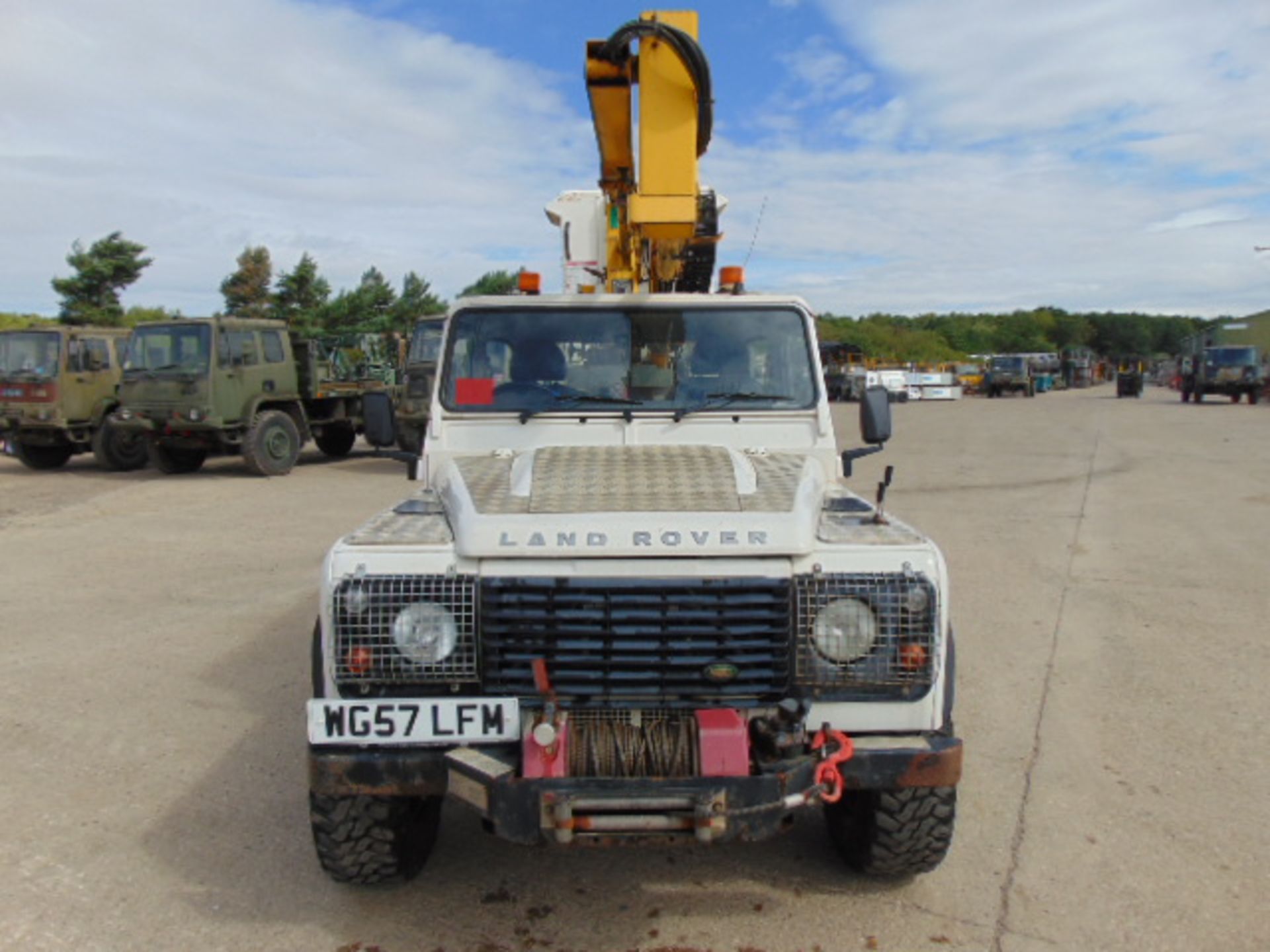 Land Rover 110 2.4TDCi Defender Fitted with V130 13 Metre Platform Access Hoist - Bild 2 aus 22