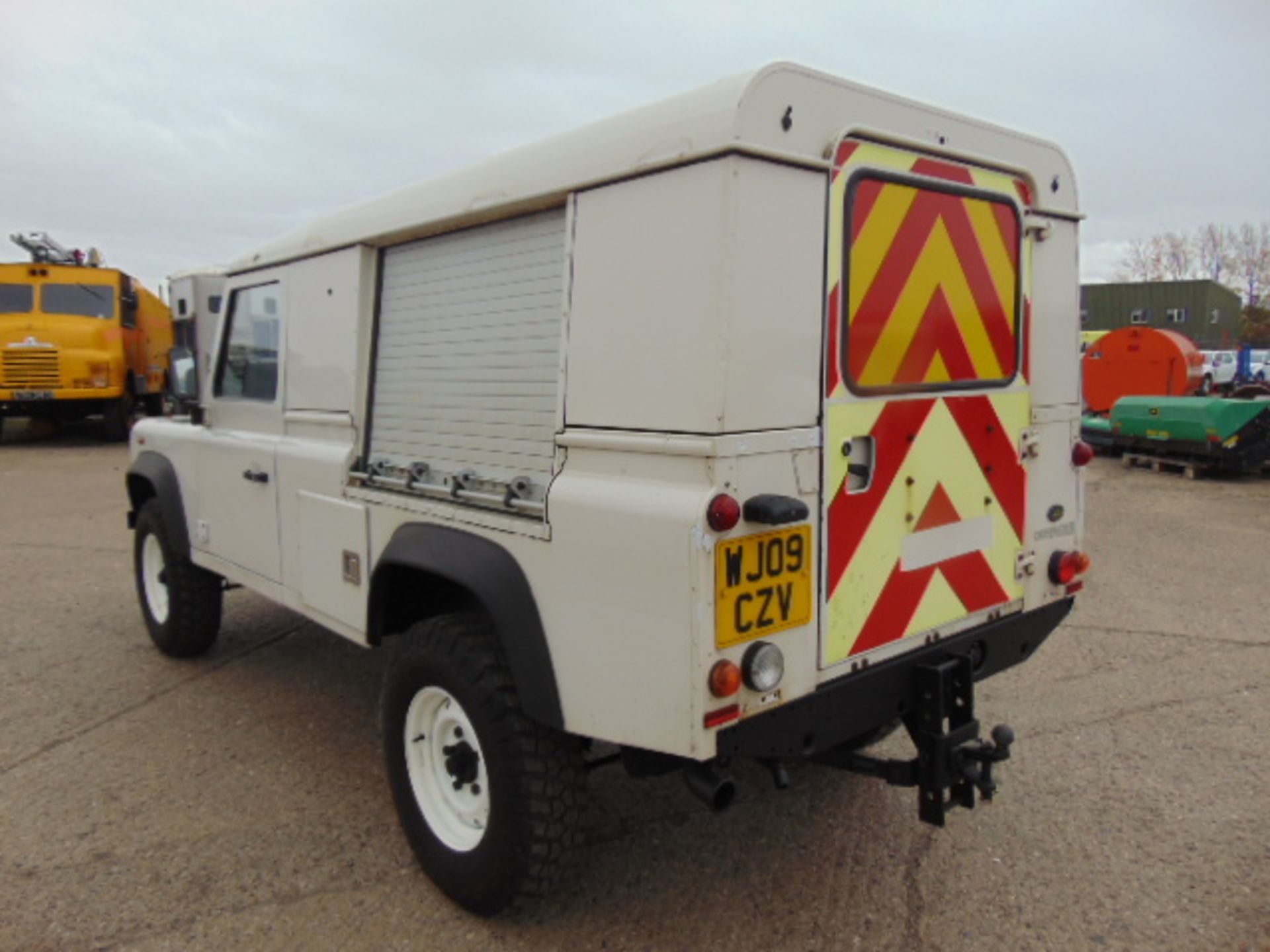 Land Rover Defender 110 Puma Hardtop 4x4 Special Utility (Mobile Workshop) complete with Winch - Bild 8 aus 23