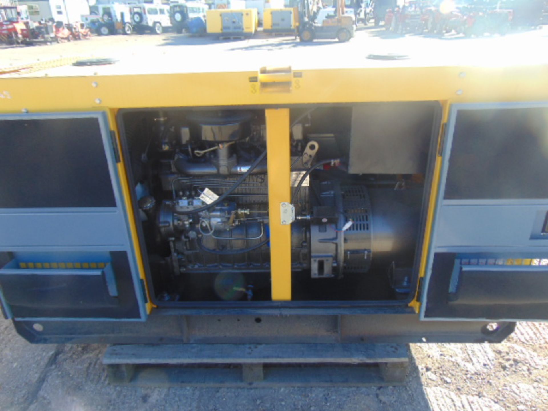 UNISSUED WITH TEST HOURS ONLY 25 KVA 3 Phase Silent Diesel Generator Set - Bild 10 aus 15