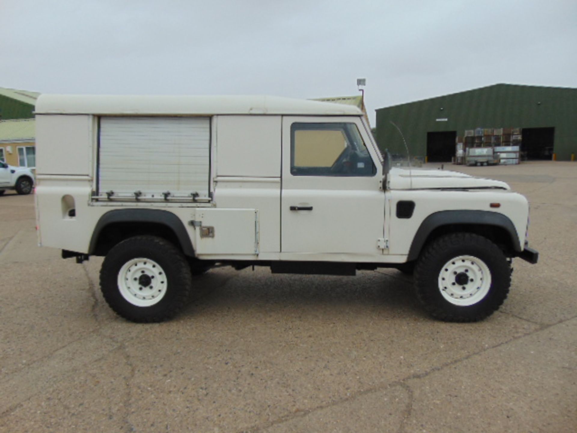 Land Rover Defender 110 Puma Hardtop 4x4 Special Utility (Mobile Workshop) complete with Winch - Bild 5 aus 23