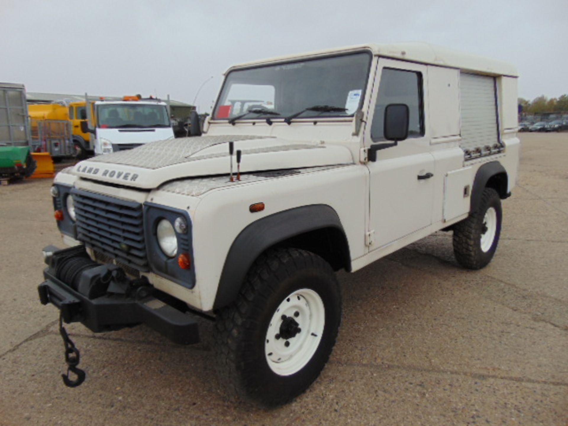 Land Rover Defender 110 Puma Hardtop 4x4 Special Utility (Mobile Workshop) complete with Winch - Bild 3 aus 23