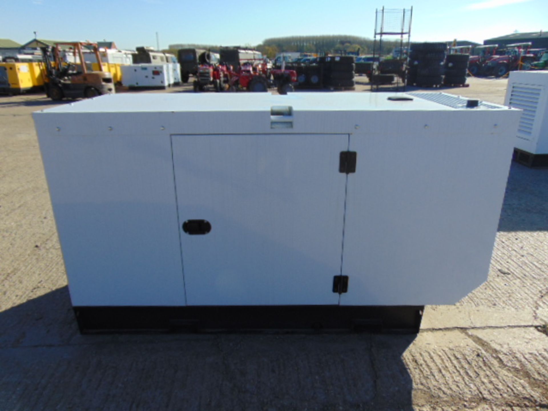 UNISSUED WITH TEST HOURS ONLY 100 KVA 3 Phase Diesel Generator Set - Bild 4 aus 16