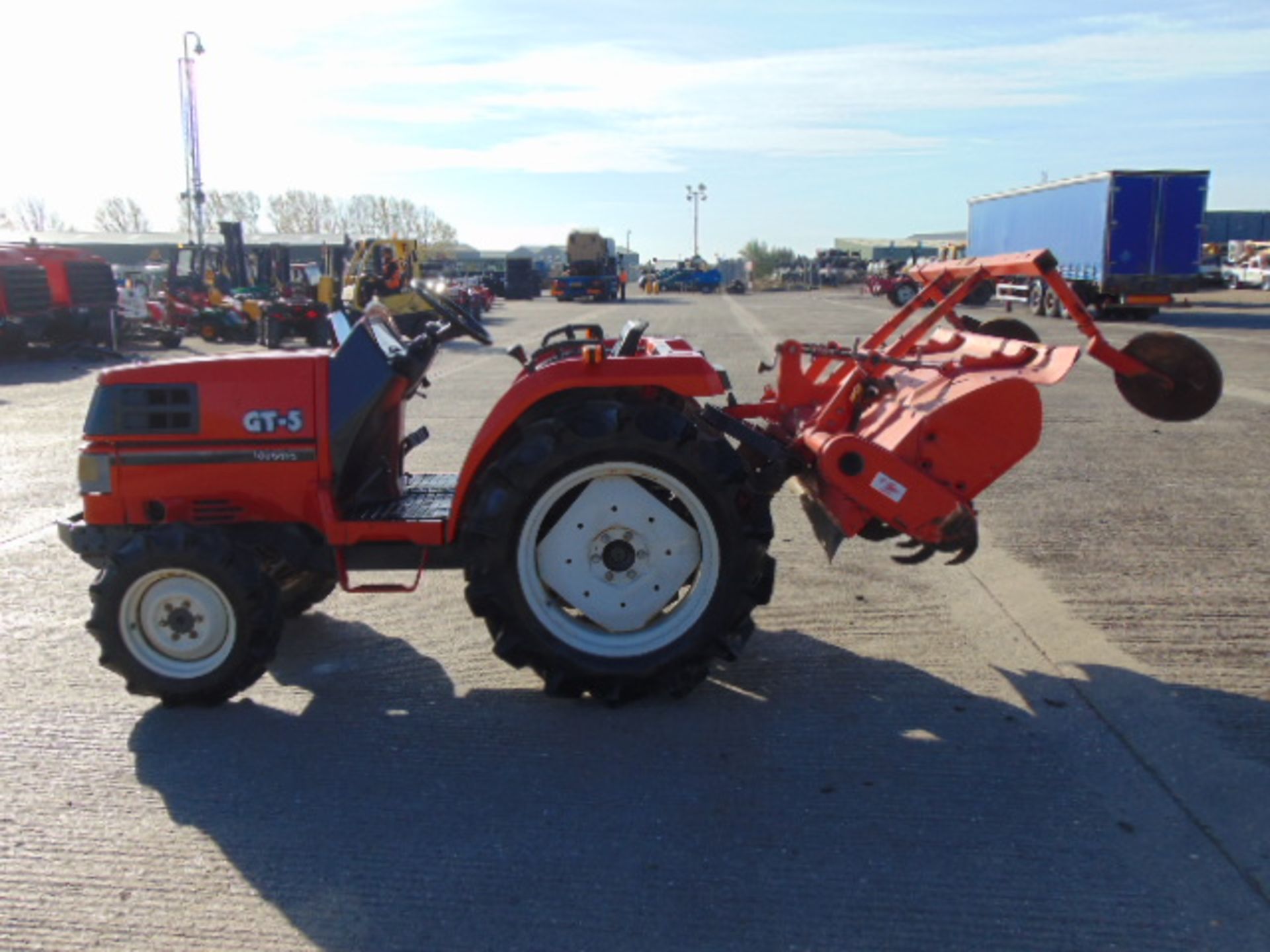 Kubota GT5 4WD Compact Tractor - Image 4 of 17