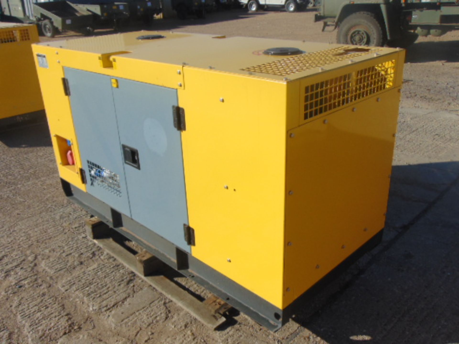 UNISSUED WITH TEST HOURS ONLY 25 KVA 3 Phase Silent Diesel Generator Set - Bild 2 aus 15