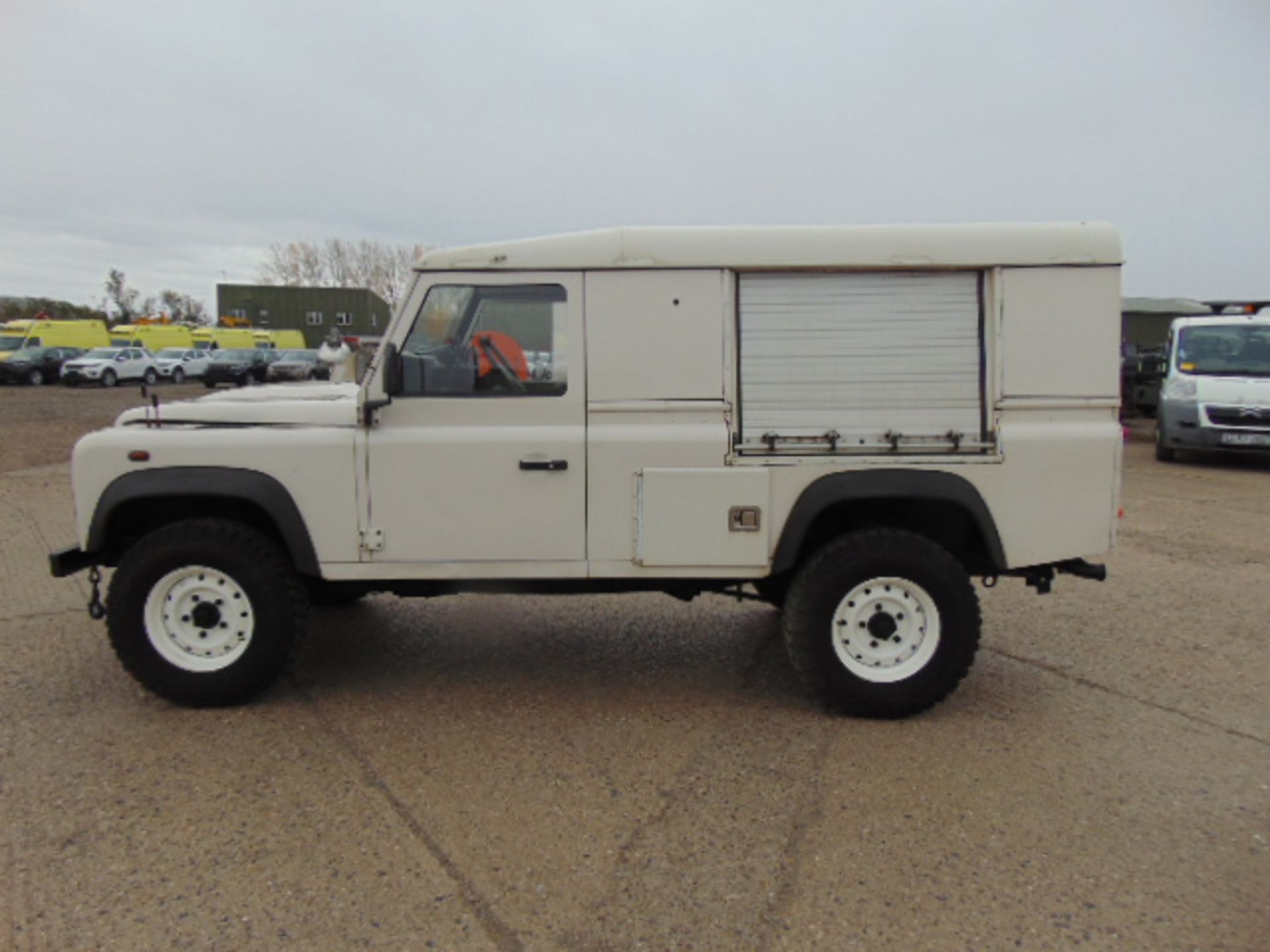Land Rover Defender 110 Puma Hardtop 4x4 Special Utility (Mobile Workshop) complete with Winch - Bild 4 aus 23