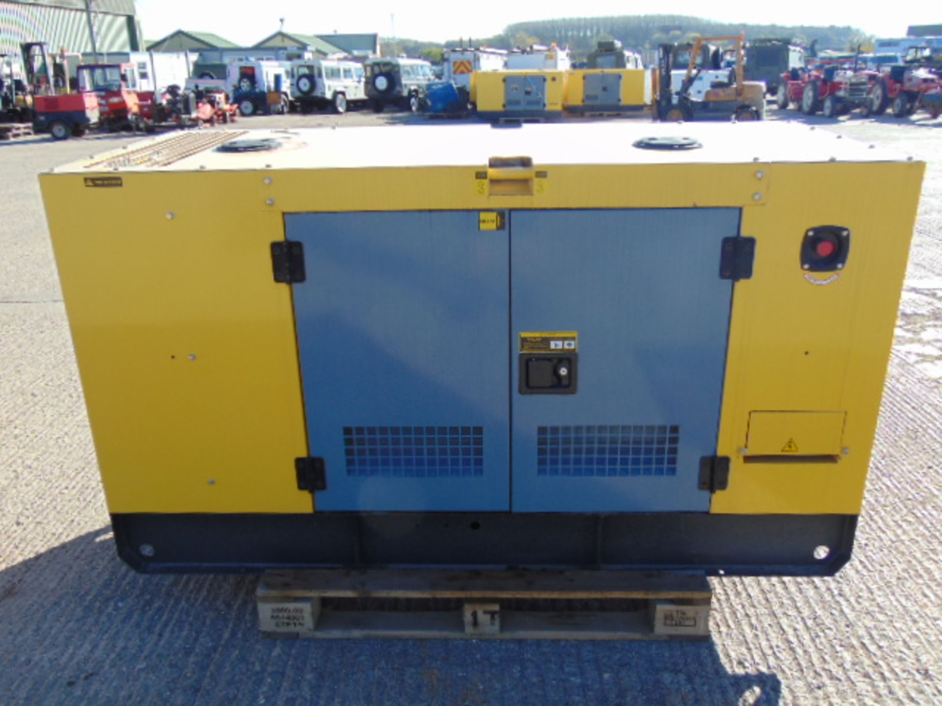 UNISSUED WITH TEST HOURS ONLY 30 KVA 3 Phase Silent Diesel Generator Set - Bild 5 aus 16