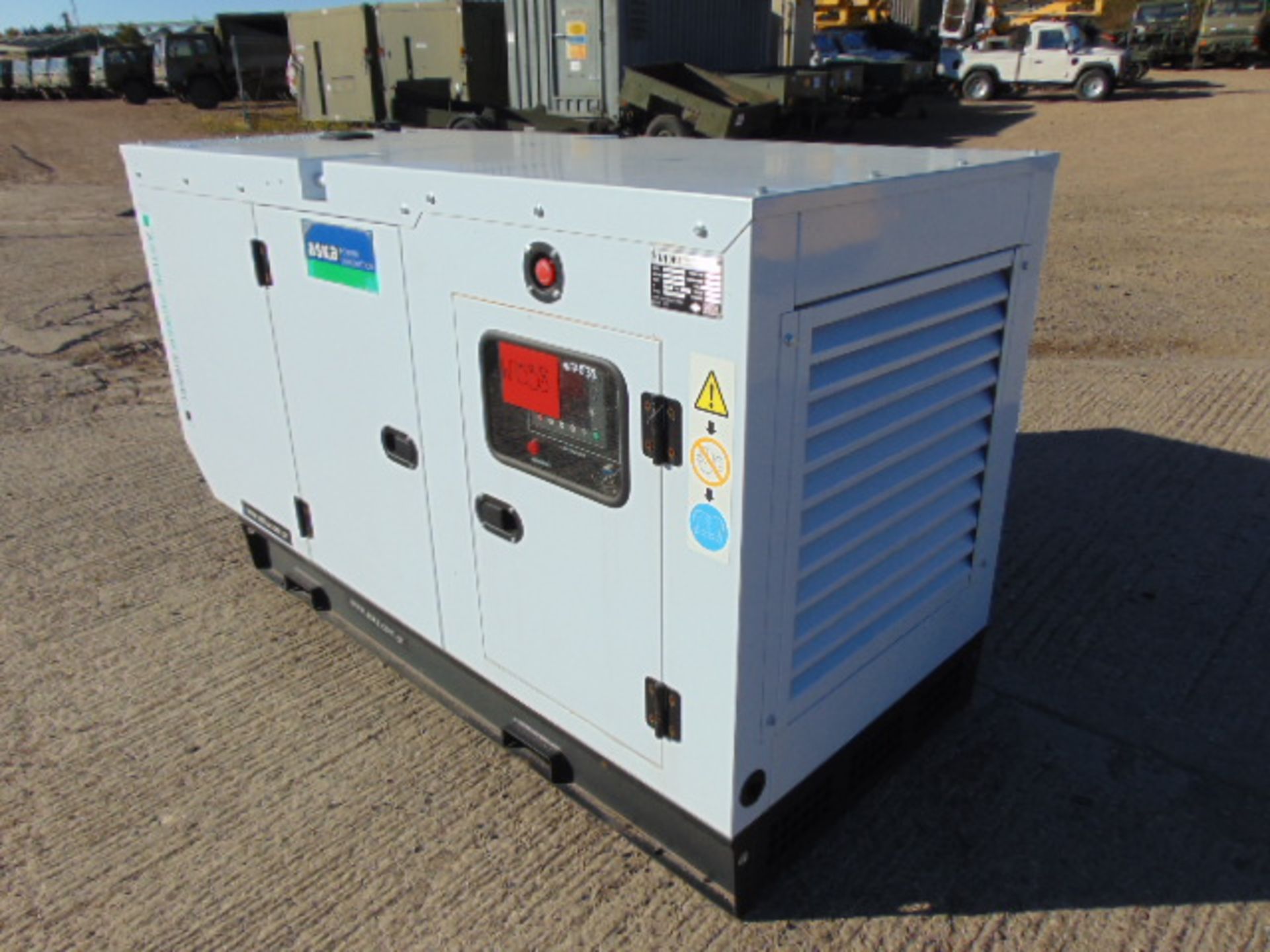 UNISSUED WITH TEST HOURS ONLY 100 KVA 3 Phase Diesel Generator Set - Bild 2 aus 16