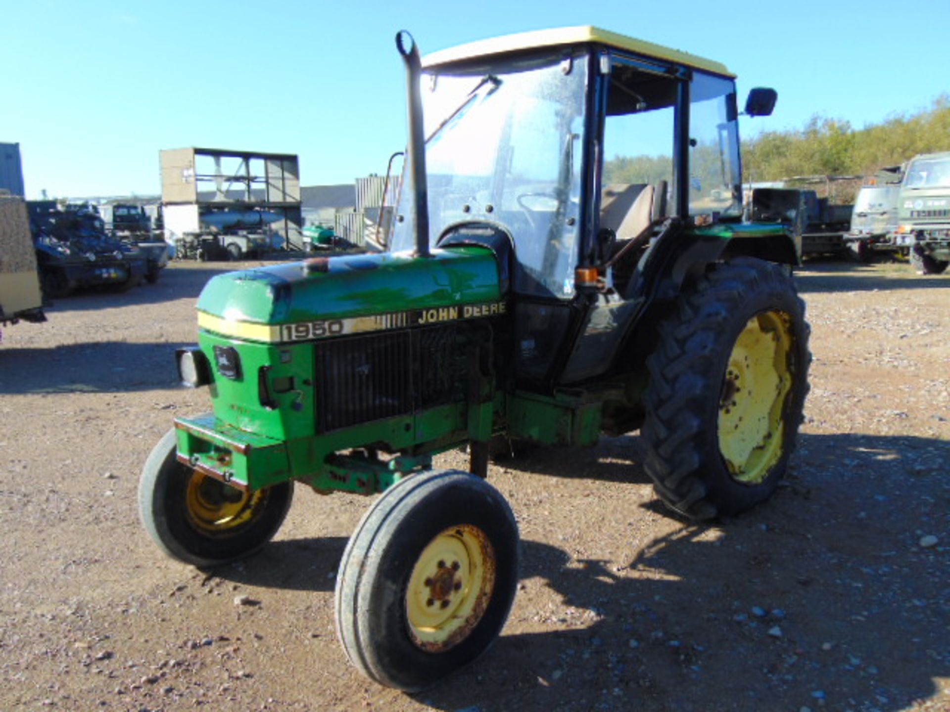 John Deere 1950 2WD Tractor - Bild 3 aus 17