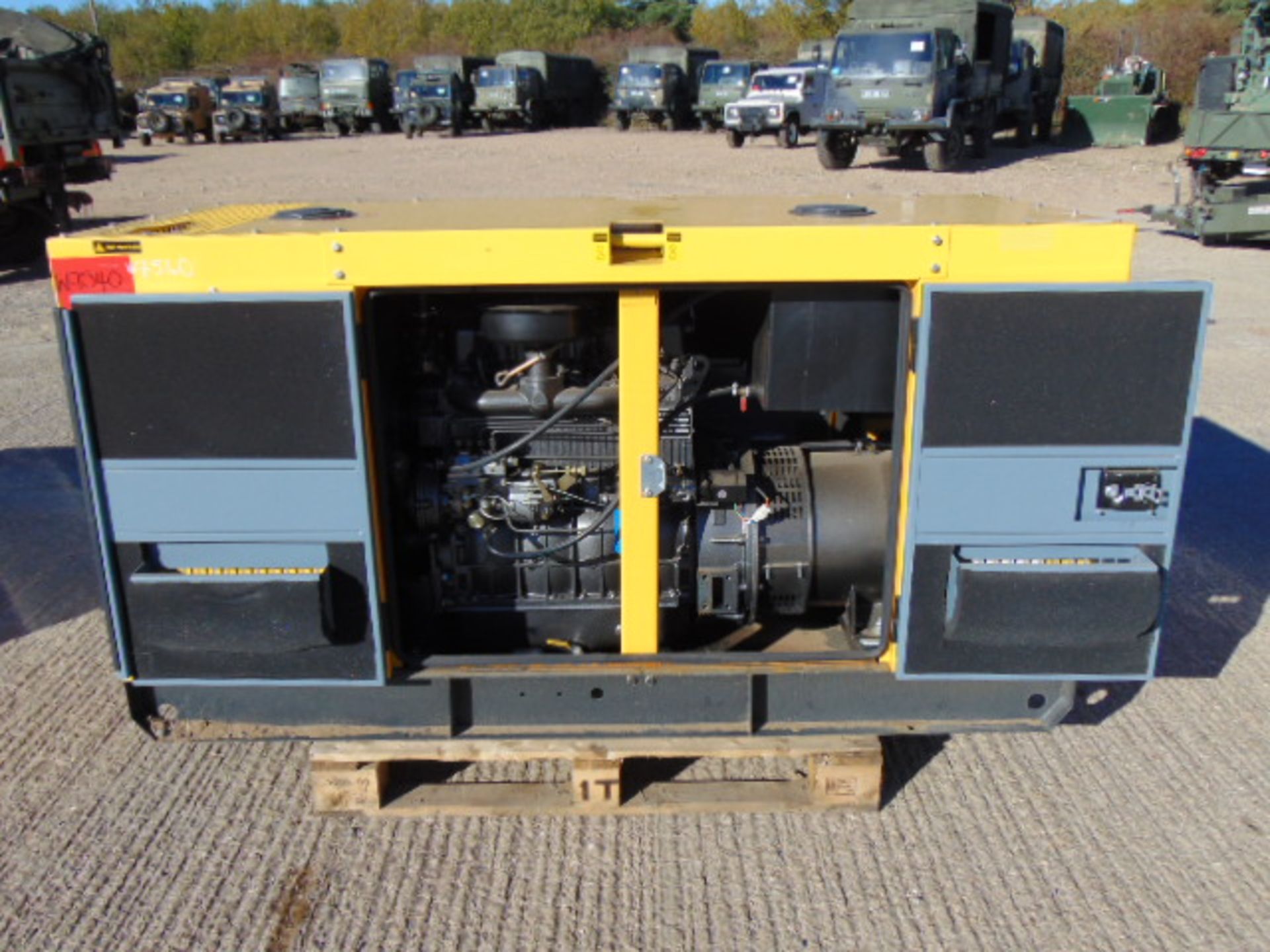 UNISSUED WITH TEST HOURS ONLY 40 KVA 3 Phase Silent Diesel Generator Set - Bild 6 aus 15