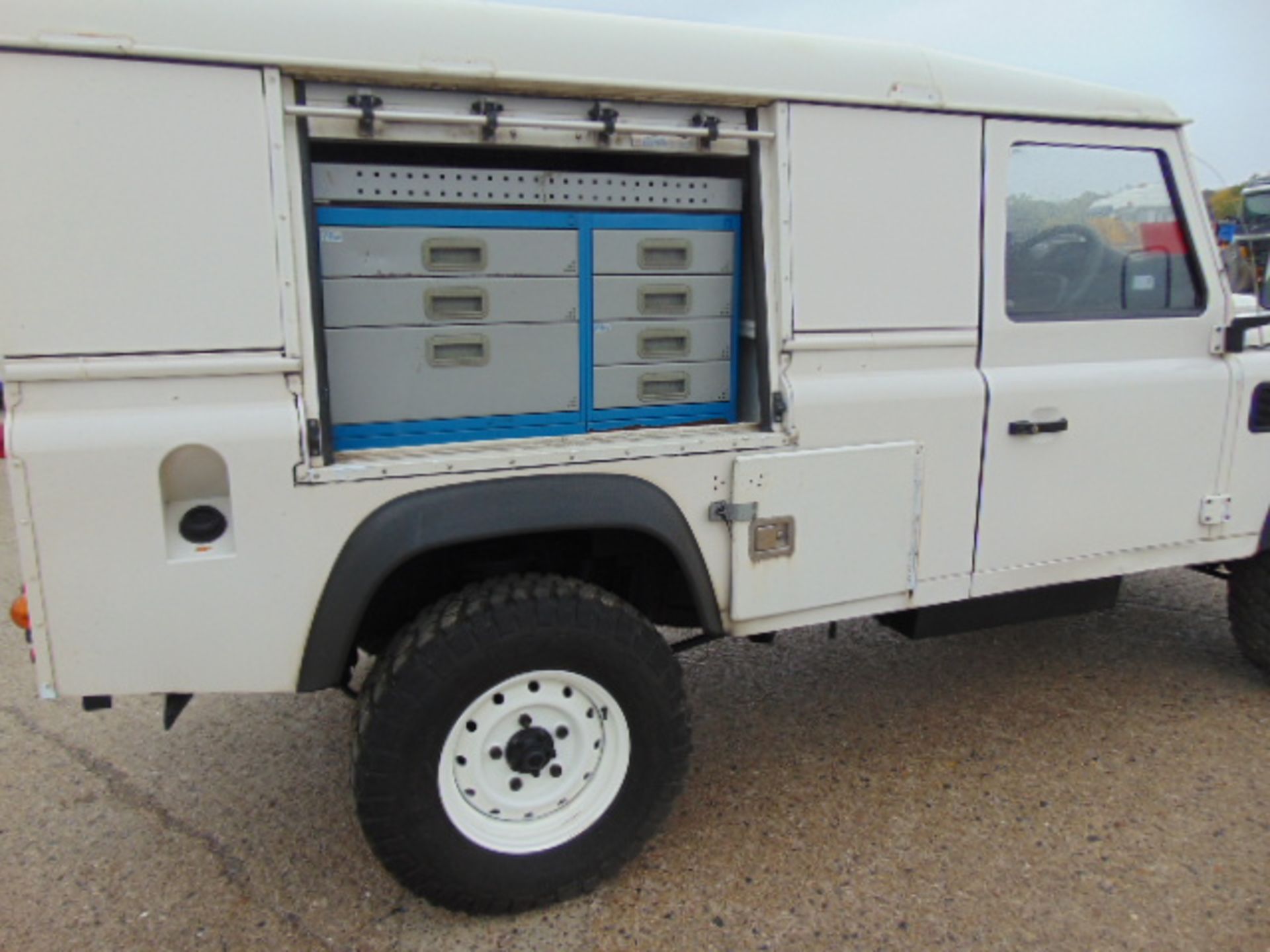 Land Rover Defender 110 Puma Hardtop 4x4 Special Utility (Mobile Workshop) complete with Winch - Bild 15 aus 23