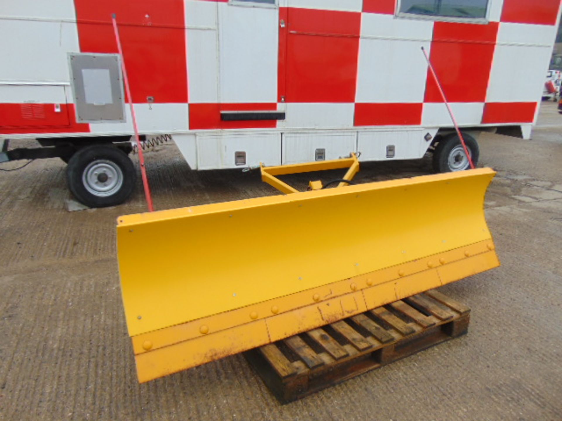 Land Rover Defender Bunce Snow Plough Blade c/w Mounting Frame, Hydraulic Pack & Electrics - Image 2 of 14