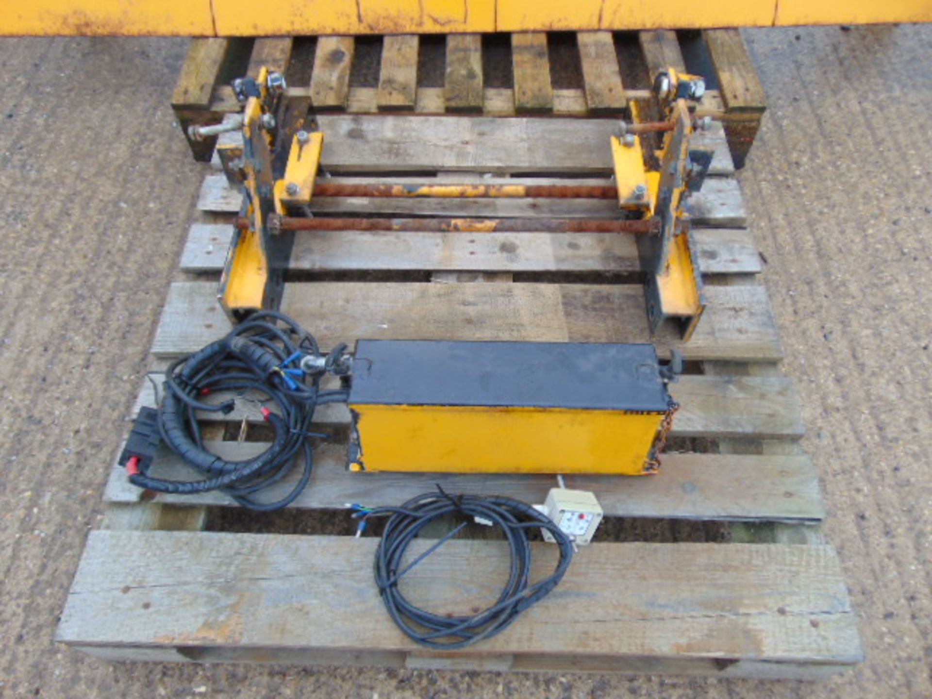 Land Rover Defender Bunce Snow Plough Blade c/w Mounting Frame, Hydraulic Pack & Electrics - Image 9 of 14