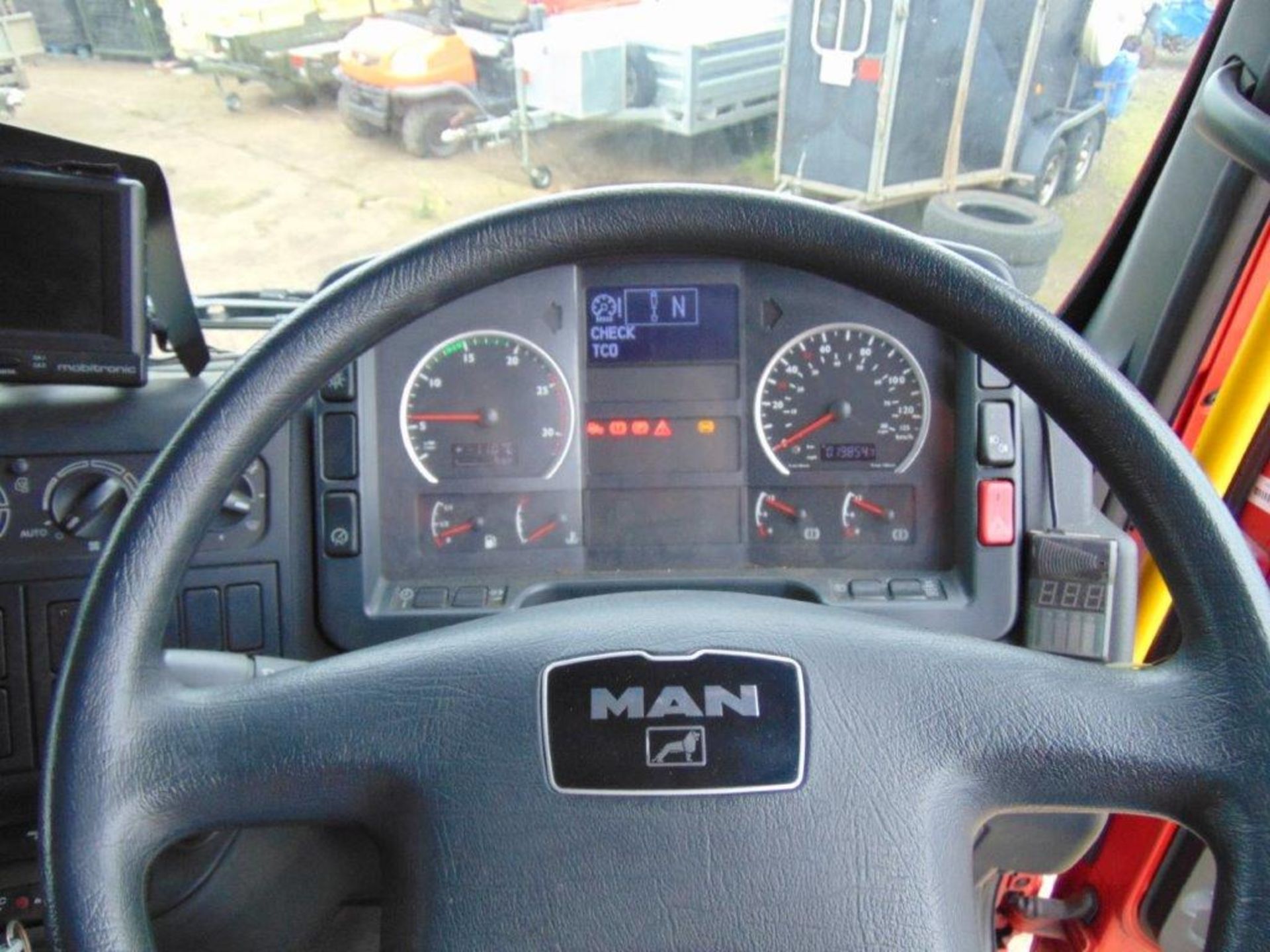 2004 MAN TG-A 6x2 Rear Steer Incident Support Unit ONLY 19,854 km - Image 23 of 32