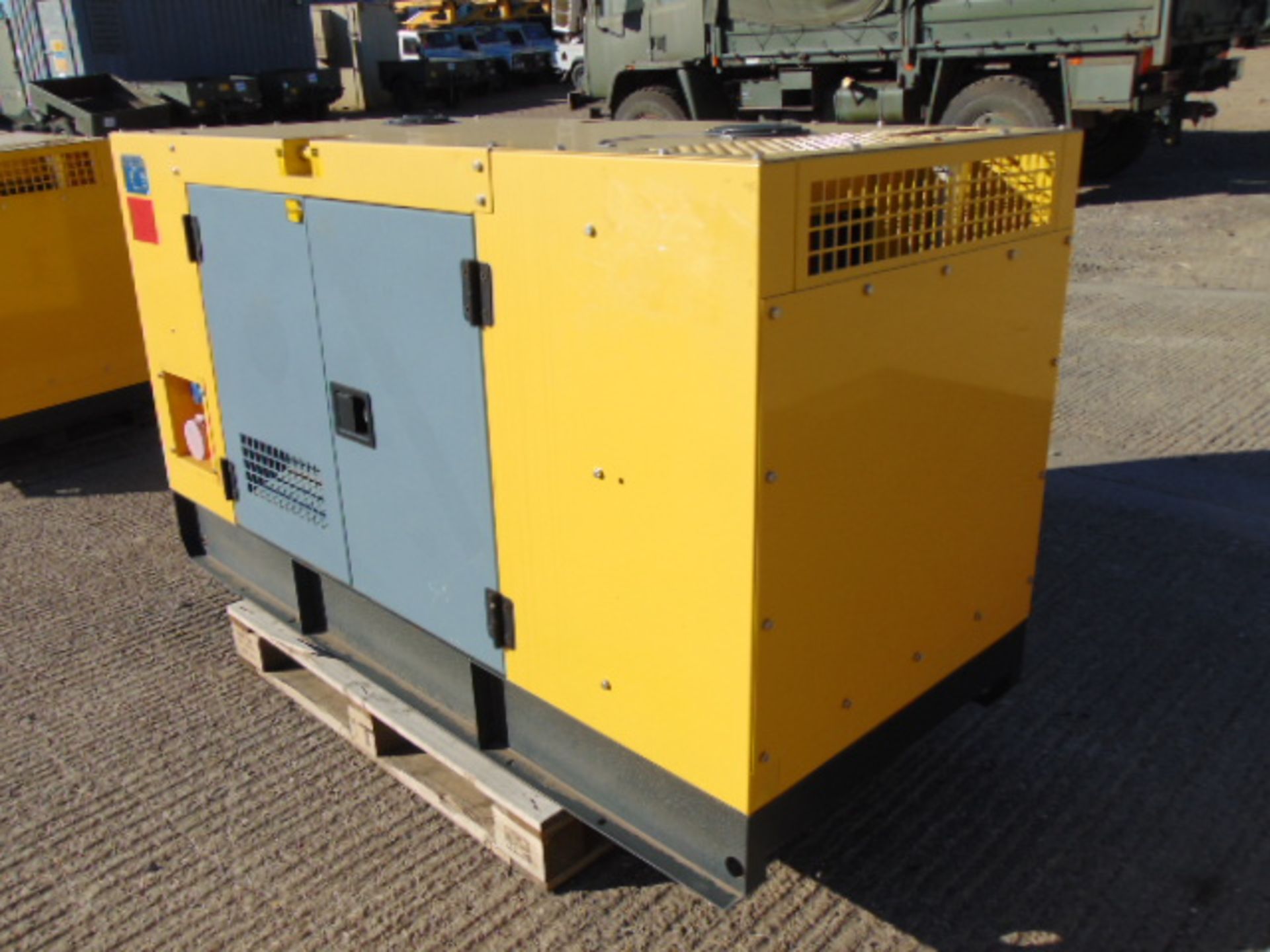 UNISSUED WITH TEST HOURS ONLY 30 KVA 3 Phase Silent Diesel Generator Set - Bild 2 aus 16