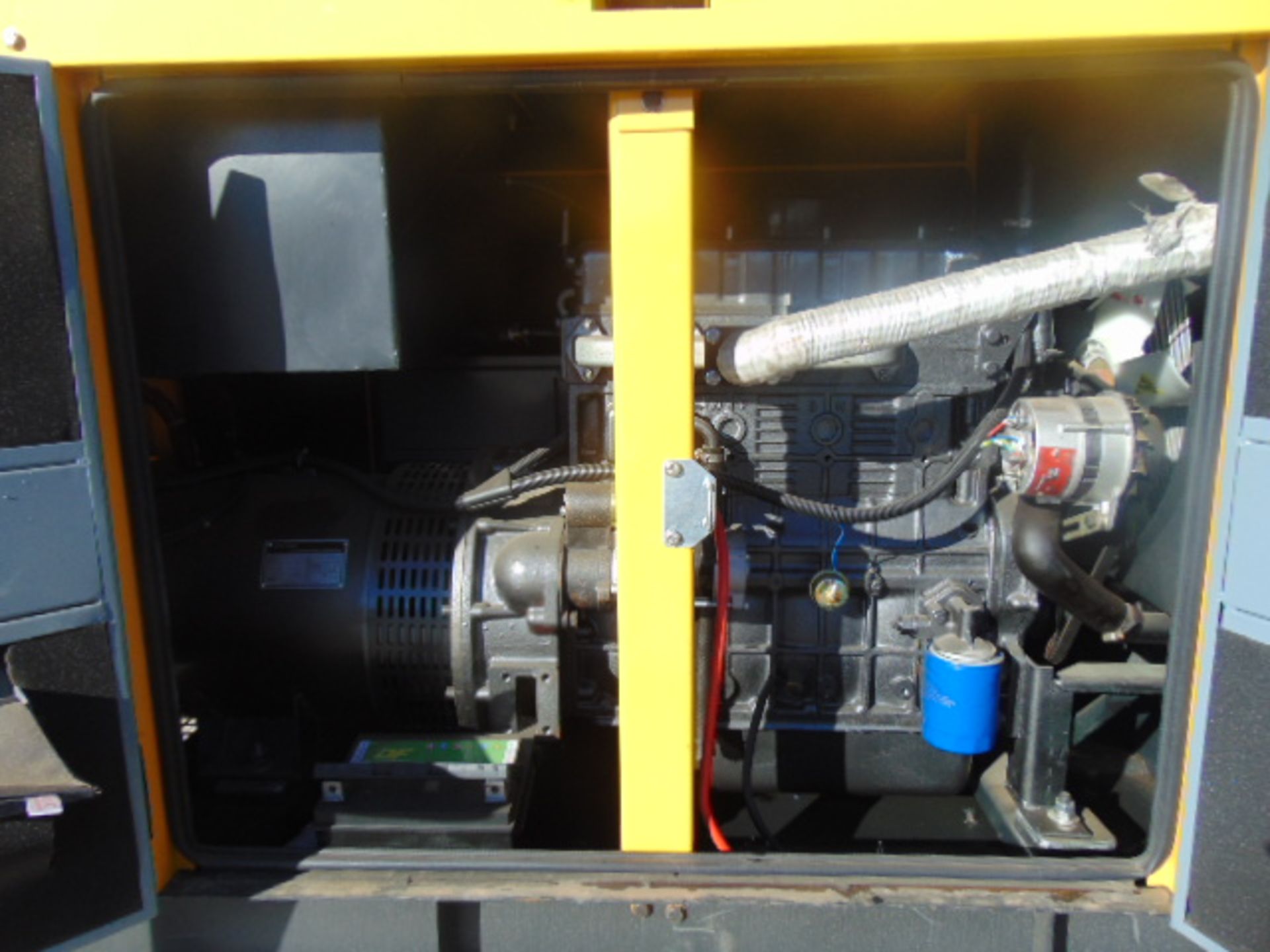 UNISSUED WITH TEST HOURS ONLY 25 KVA 3 Phase Silent Diesel Generator Set - Bild 8 aus 17