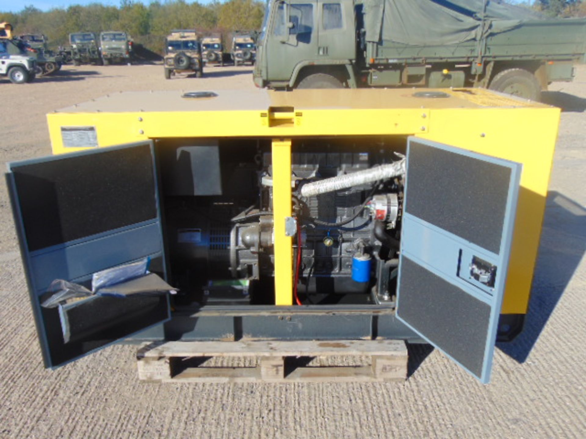 UNISSUED WITH TEST HOURS ONLY 25 KVA 3 Phase Silent Diesel Generator Set - Bild 7 aus 17