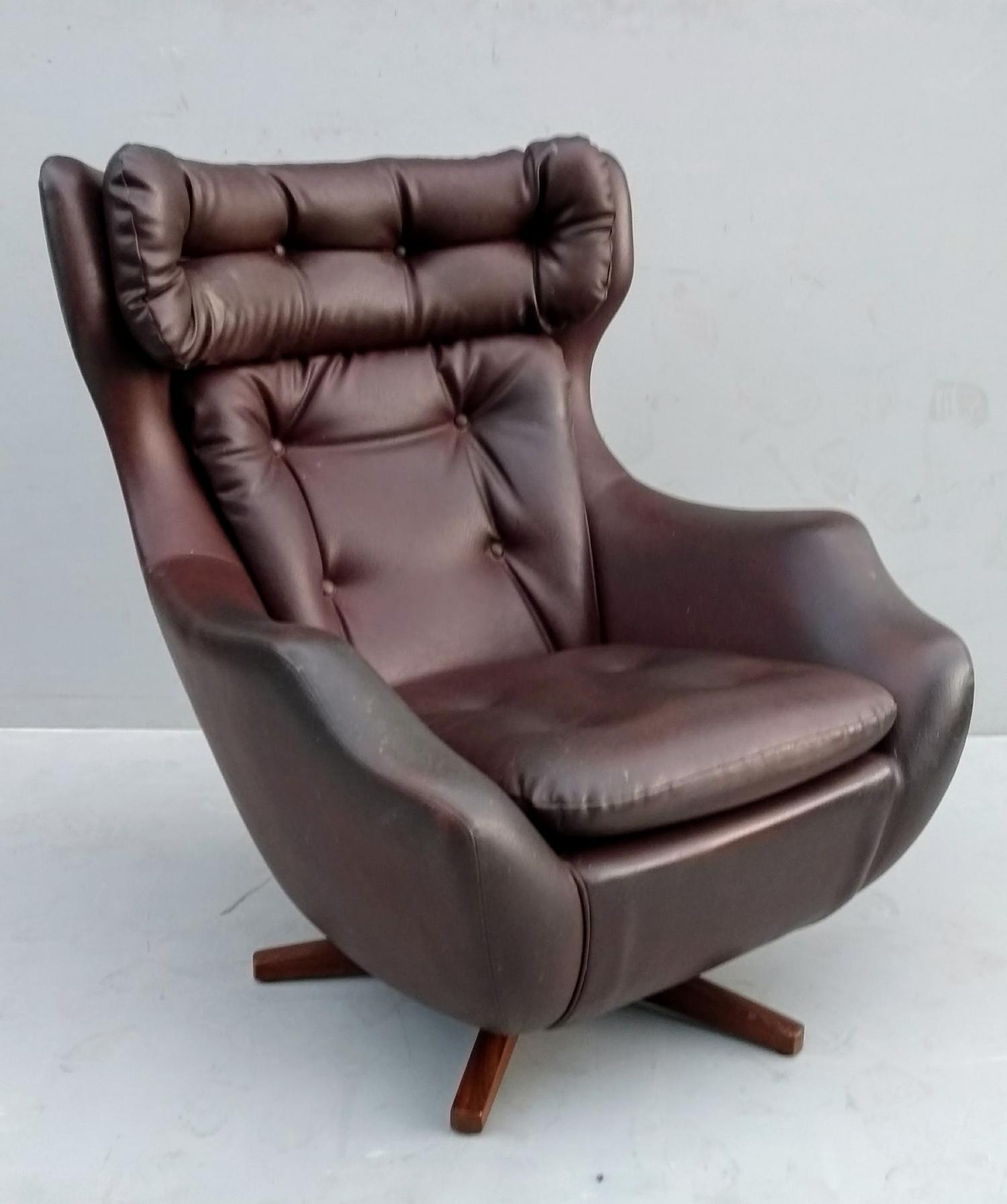 A Parker Knoll ‘Statesman’ swivel / recline 1960s chair in chocolate brown vinyl