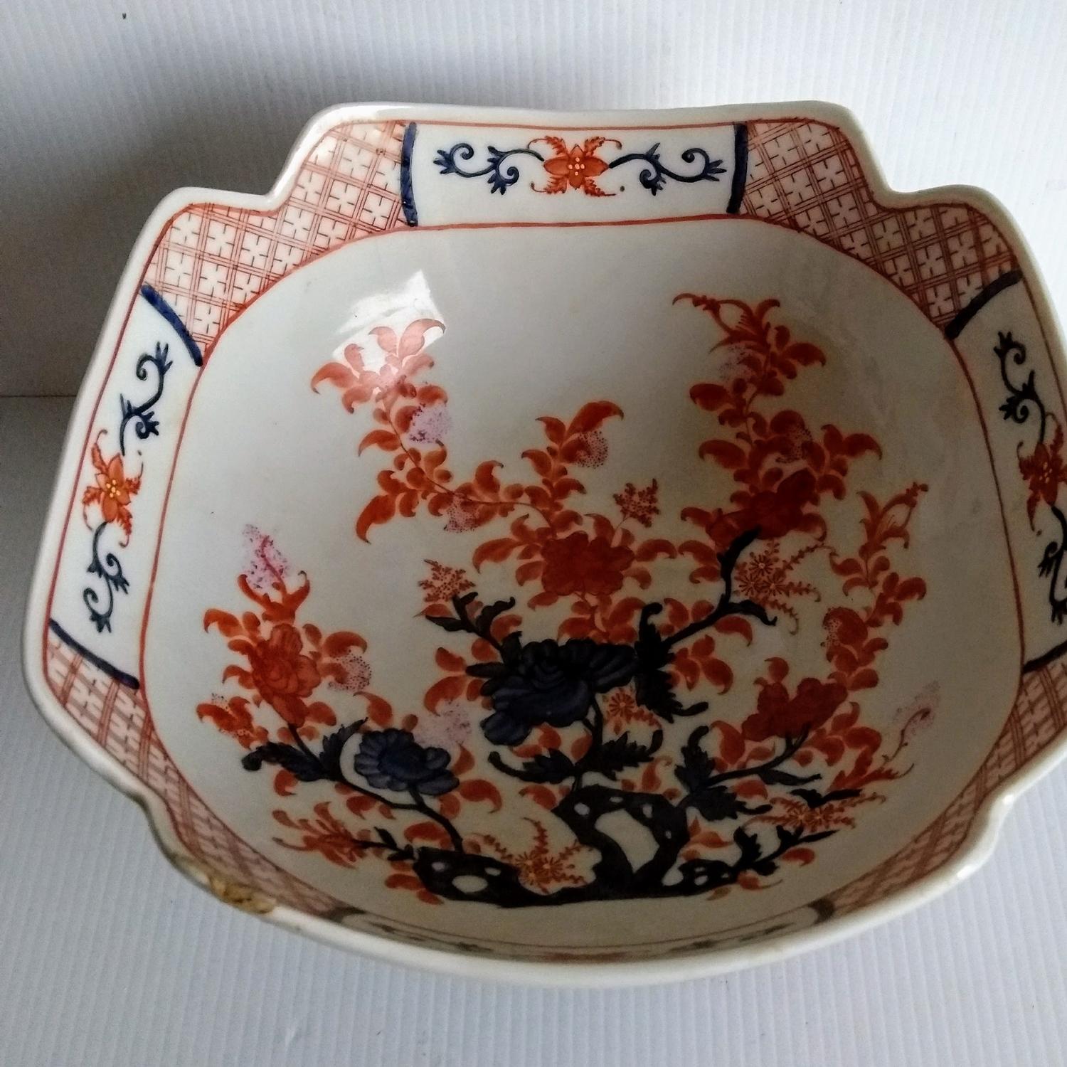 A late 19th century Japanese Imari Meiji period lotus-shape bowl with blue and ochre floral - Bild 2 aus 3