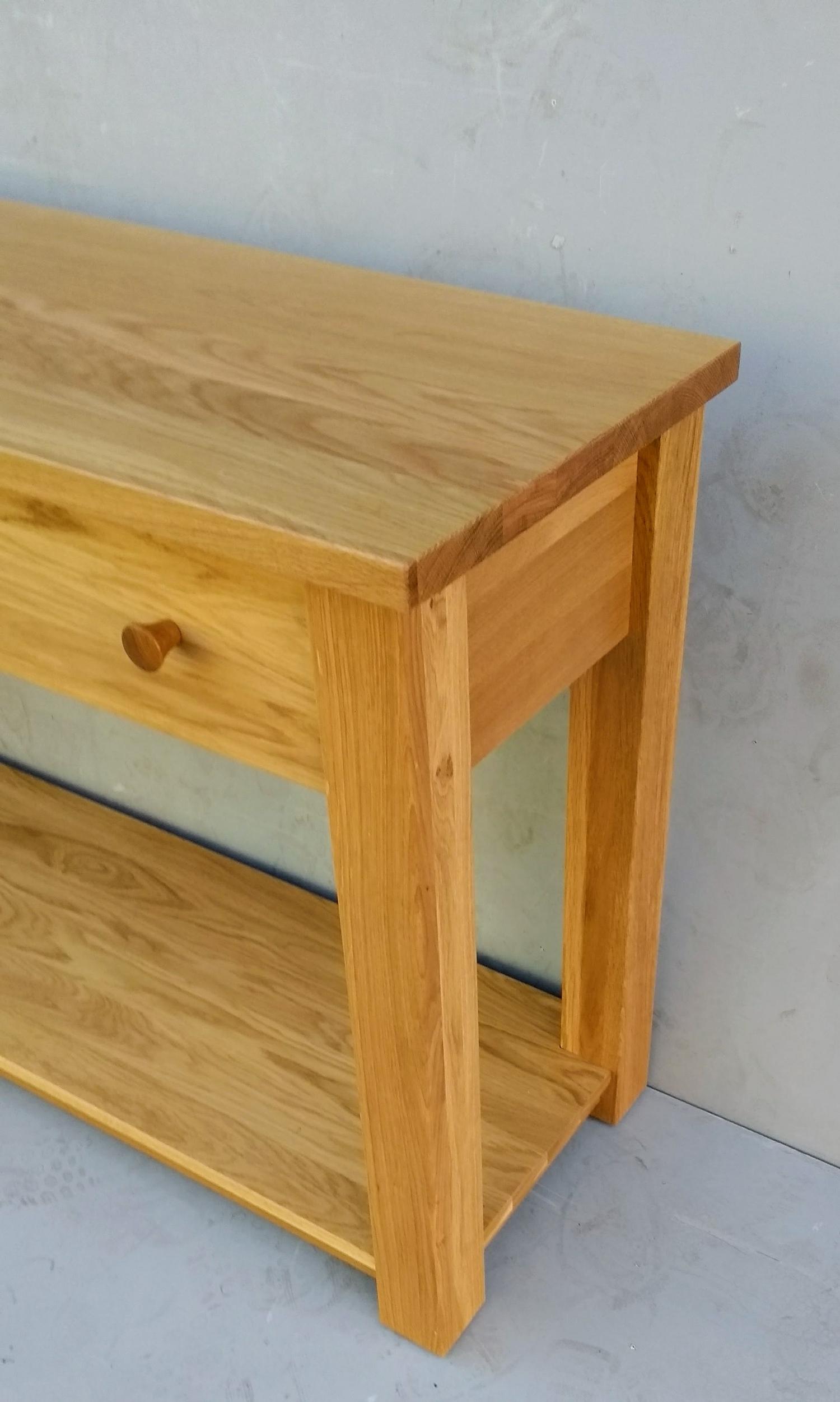 A contemporary light solid oak consul table with frieze drawers, 7 7H x 122 W x 40 cm D (legs 7x7 - Bild 2 aus 2