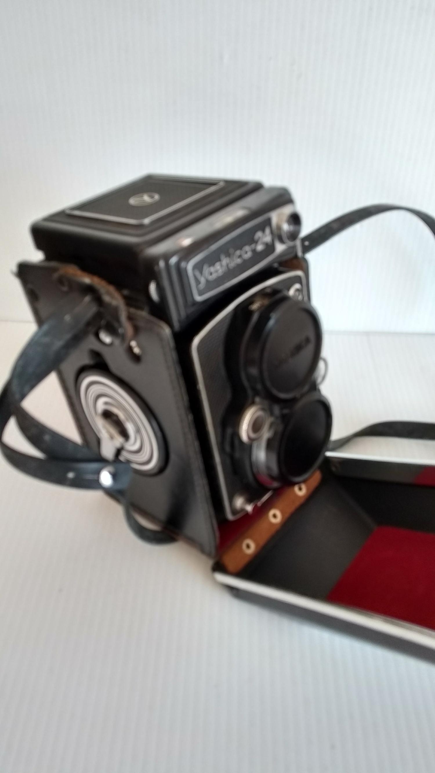 A Yashica Mat 124G and Yashica 24 TLR cameras in original cases (2) - Image 4 of 6