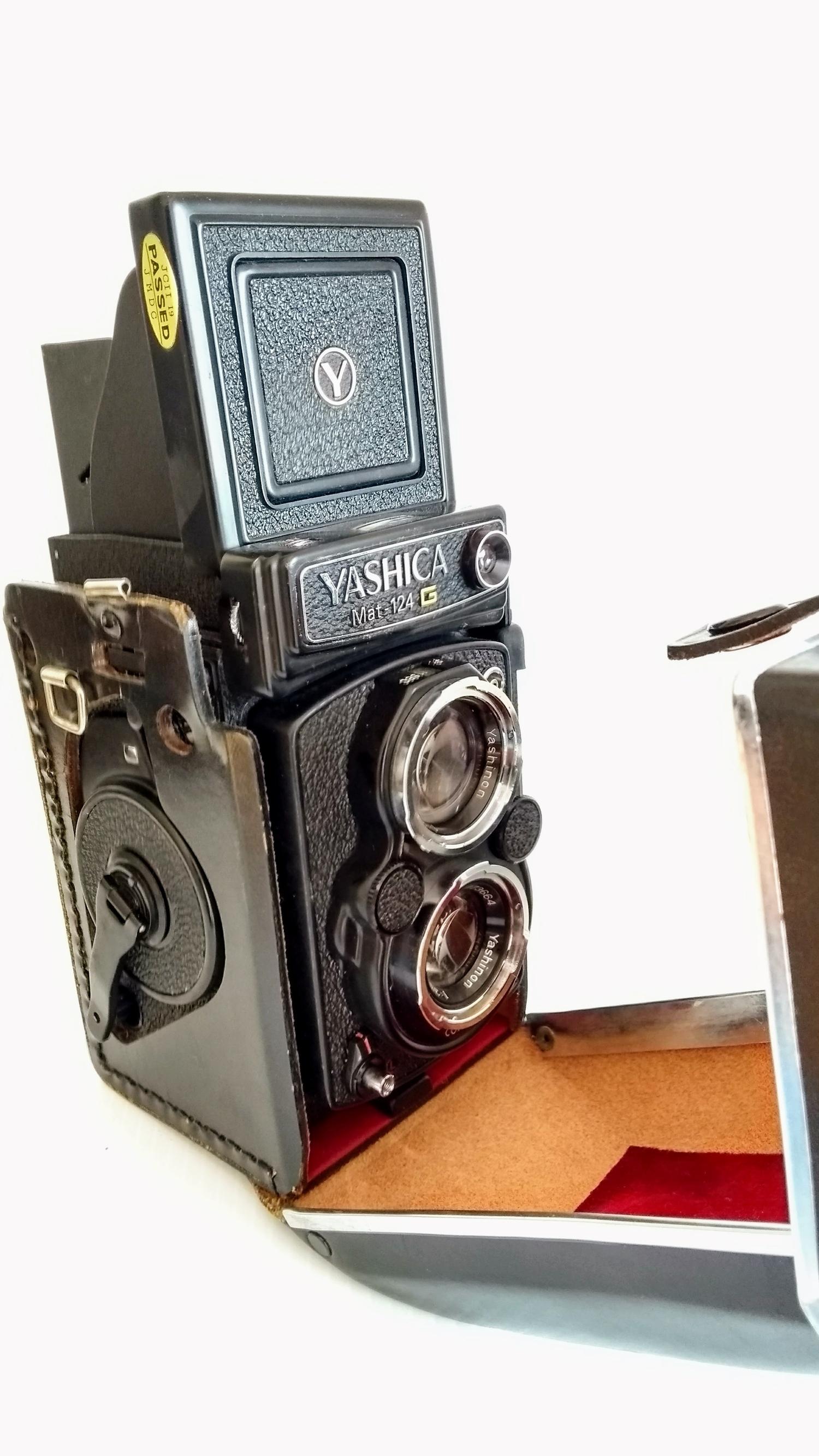 A Yashica Mat 124G and Yashica 24 TLR cameras in original cases (2) - Image 2 of 6