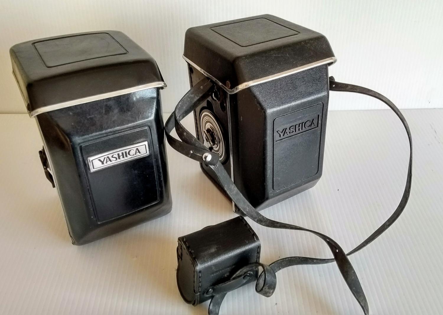 A Yashica Mat 124G and Yashica 24 TLR cameras in original cases (2) - Image 6 of 6