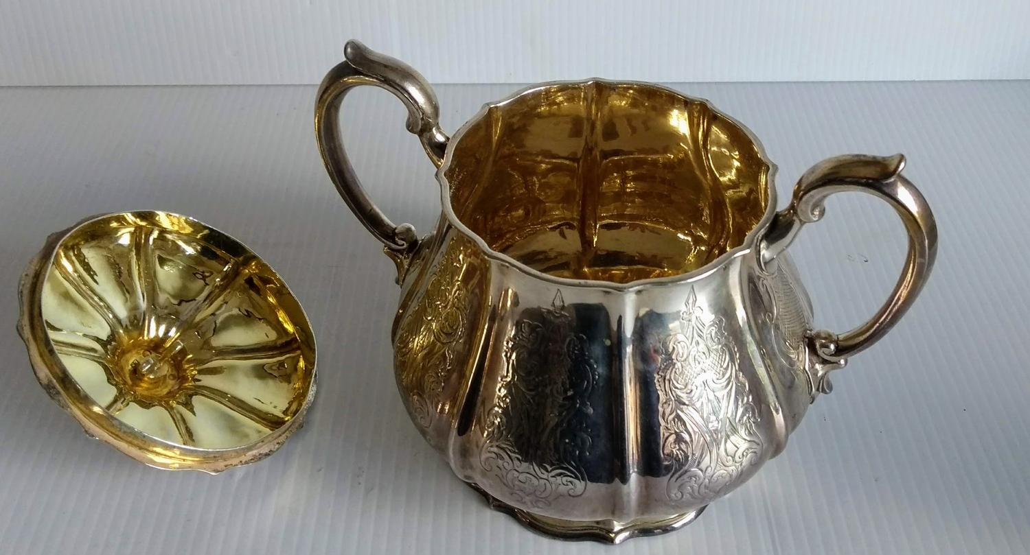 A Victorian silver three-piece tea set comprising teapot, two-handled sugar basin with lid and - Bild 2 aus 4