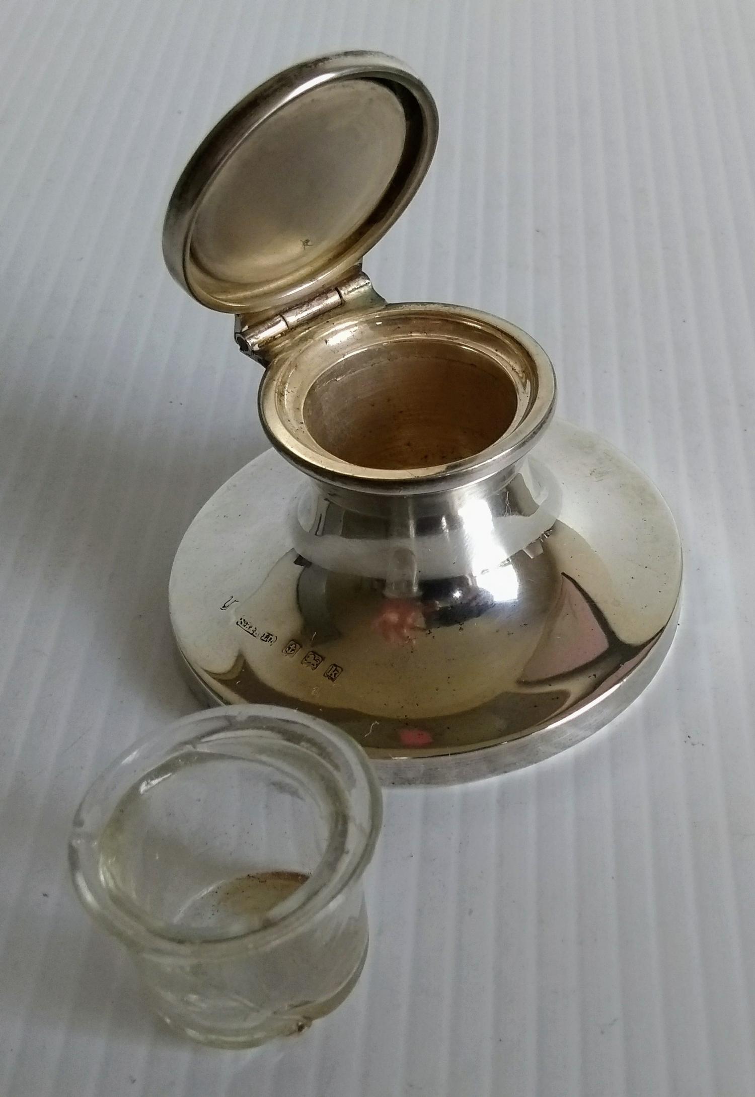 An Edwardian silver capstan with guilloche enamel decoration to lid, glass liner (tiny nibble) by - Bild 2 aus 4
