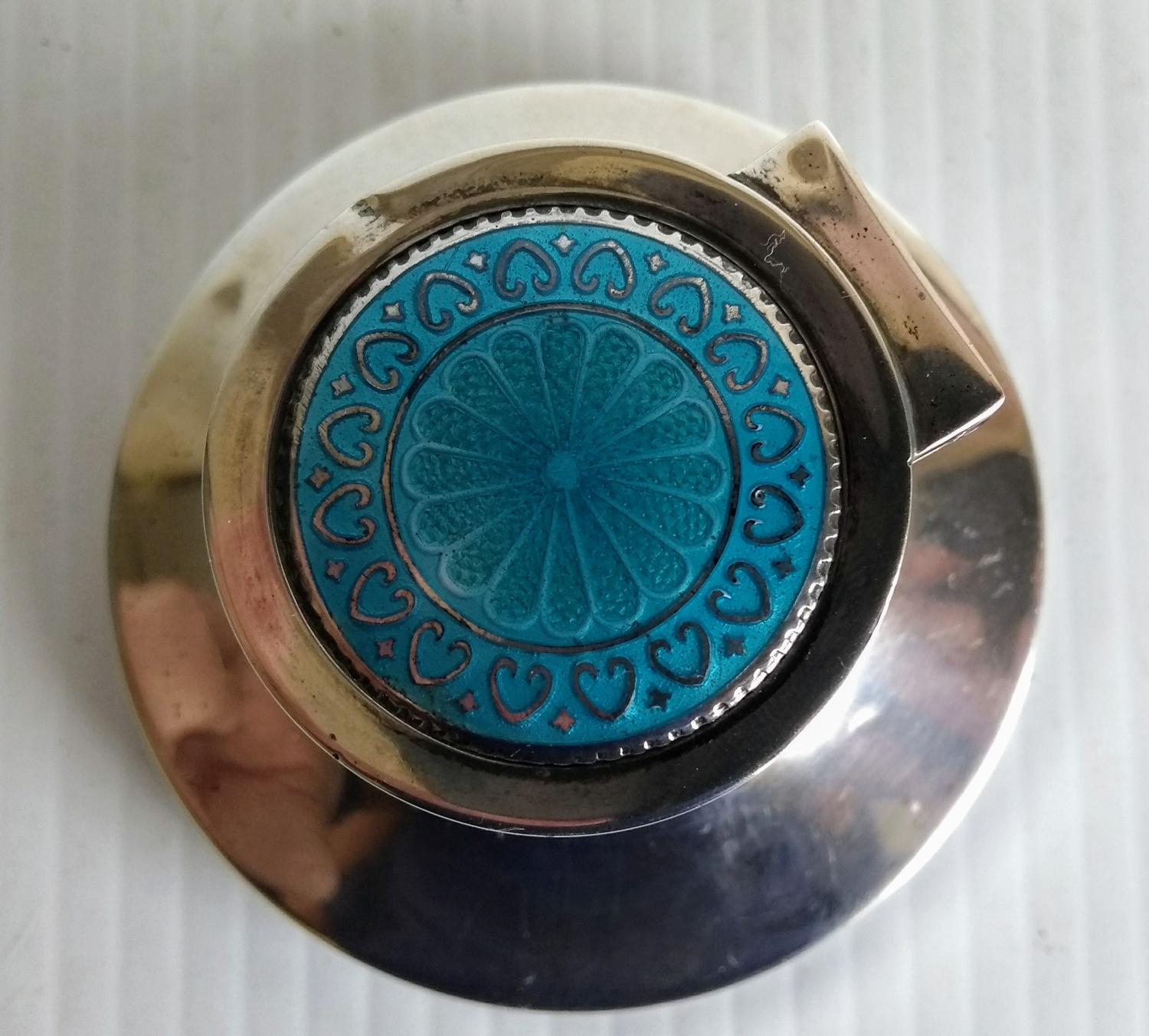 An Edwardian silver capstan with guilloche enamel decoration to lid, glass liner (tiny nibble) by - Bild 3 aus 4