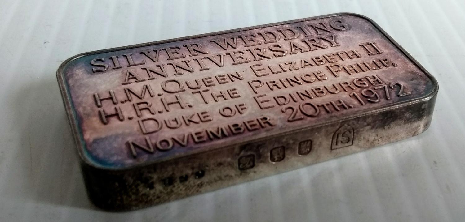 A hallmarked silver ingot to commemorate The Silver Wedding Anniversary of HM the Queen, 1972 in - Bild 2 aus 2