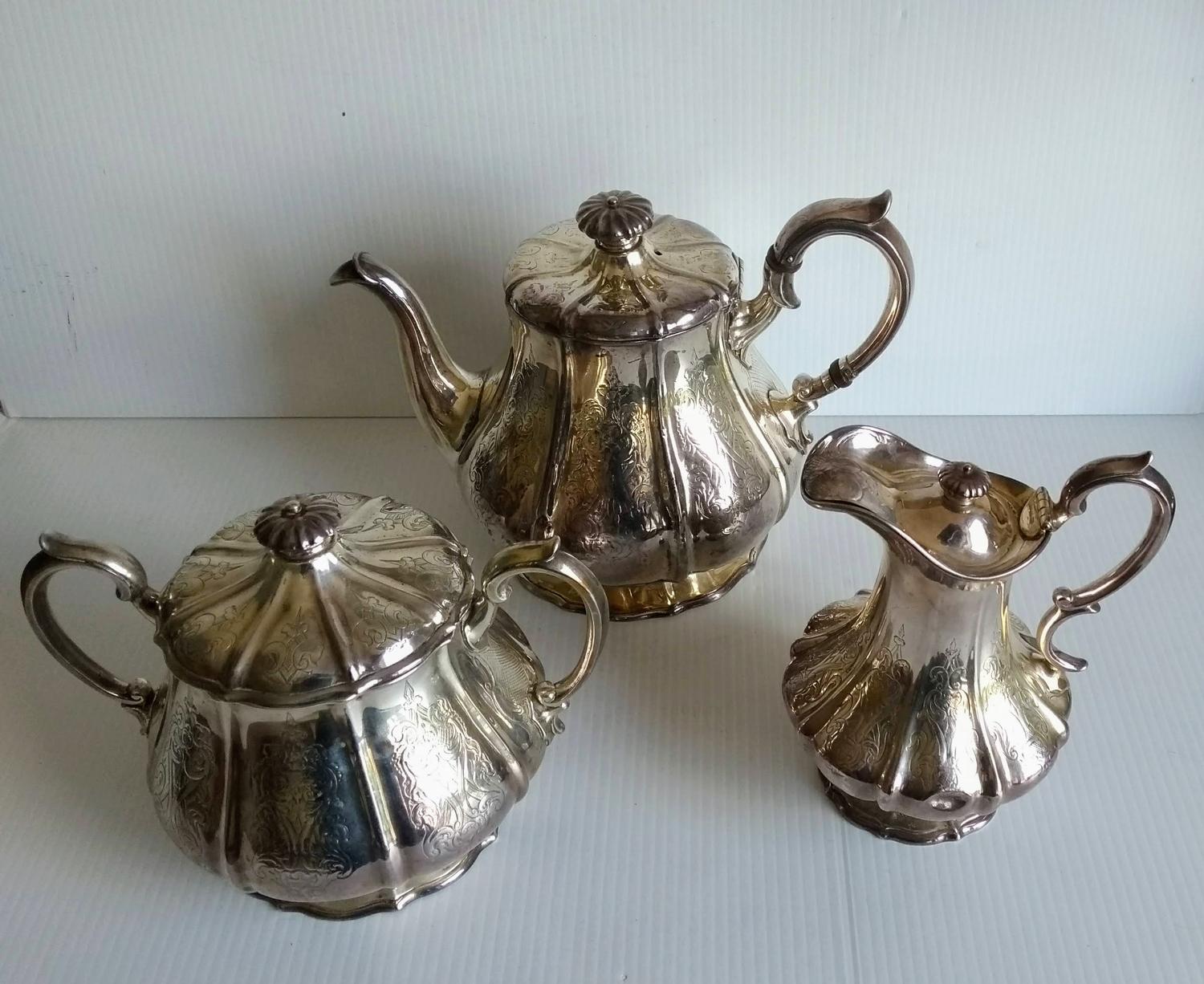 A Victorian silver three-piece tea set comprising teapot, two-handled sugar basin with lid and