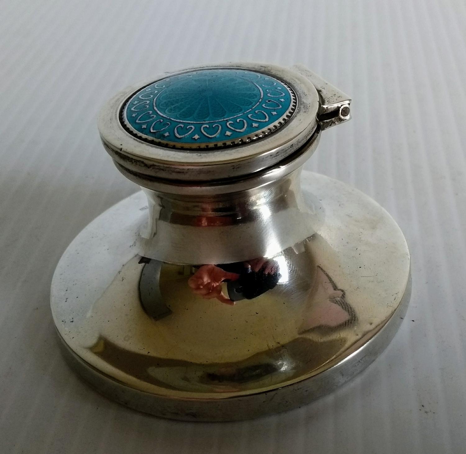 An Edwardian silver capstan with guilloche enamel decoration to lid, glass liner (tiny nibble) by - Bild 4 aus 4