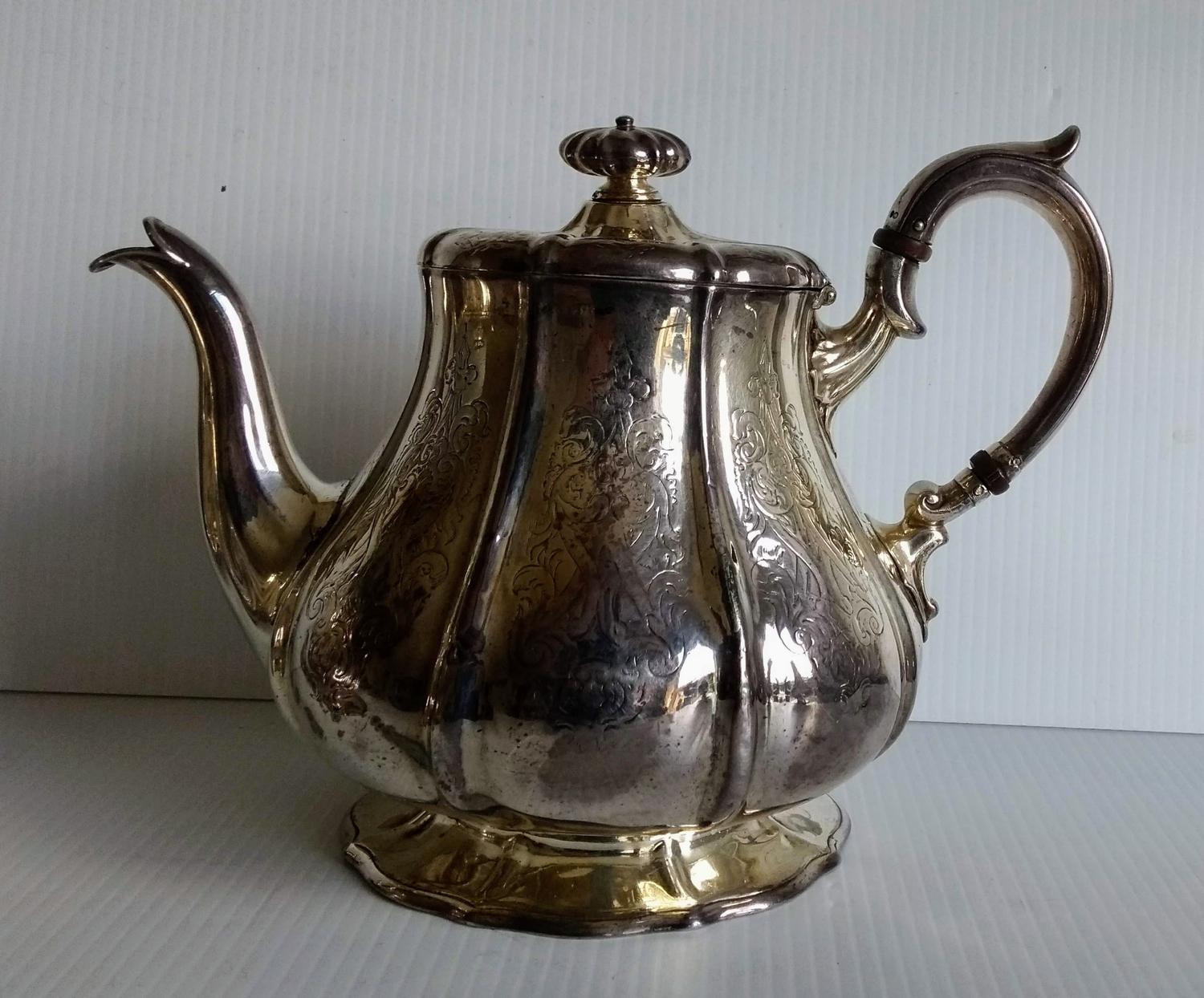 A Victorian silver three-piece tea set comprising teapot, two-handled sugar basin with lid and - Bild 3 aus 4