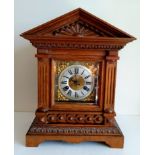 A Victorian oak-cased mantle clock by Junghans with arched pediment, in working order, 40 x 29 cm