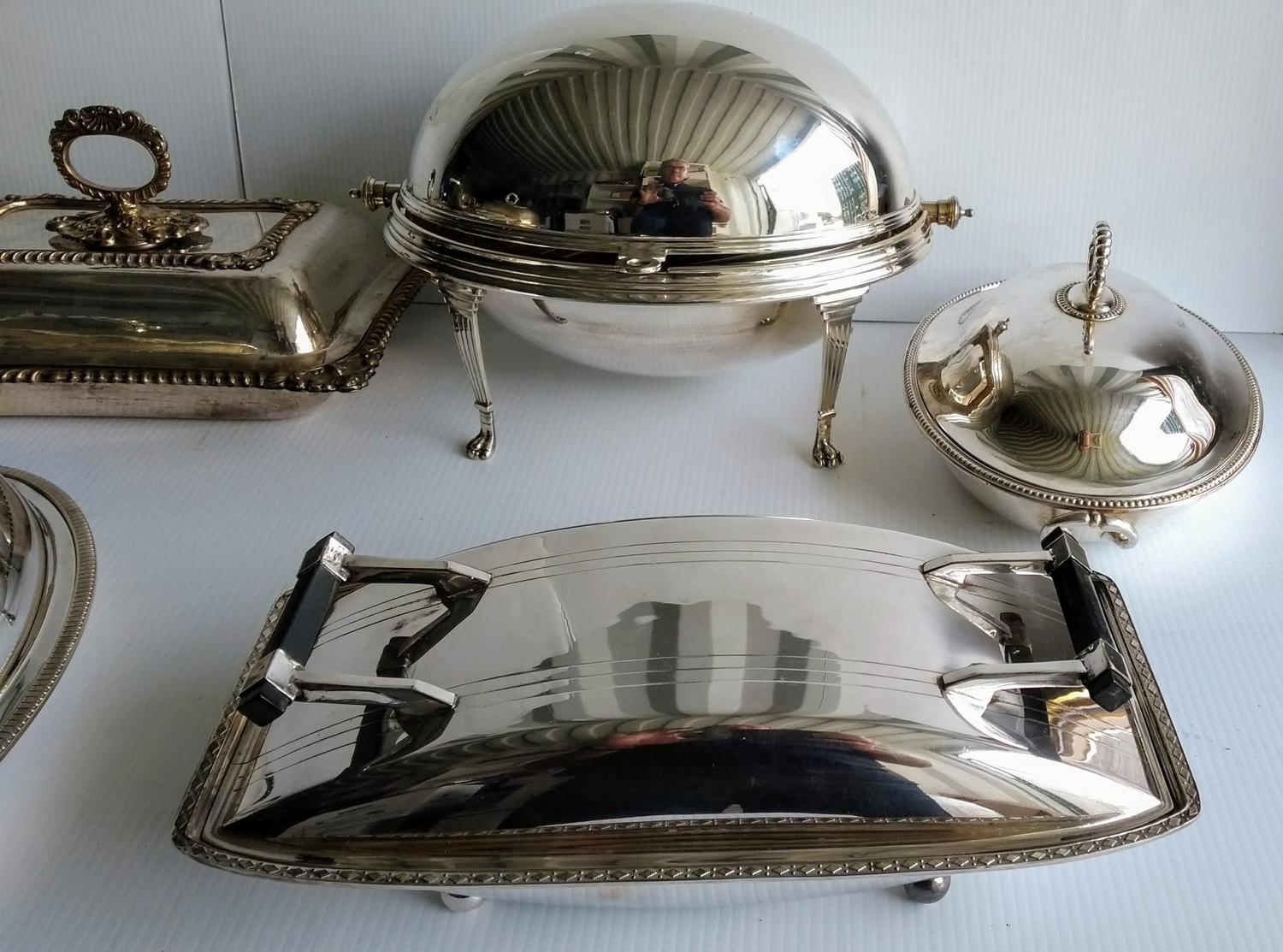 An assortment of silver plated entree dishes, food warmer, etc - Bild 3 aus 3