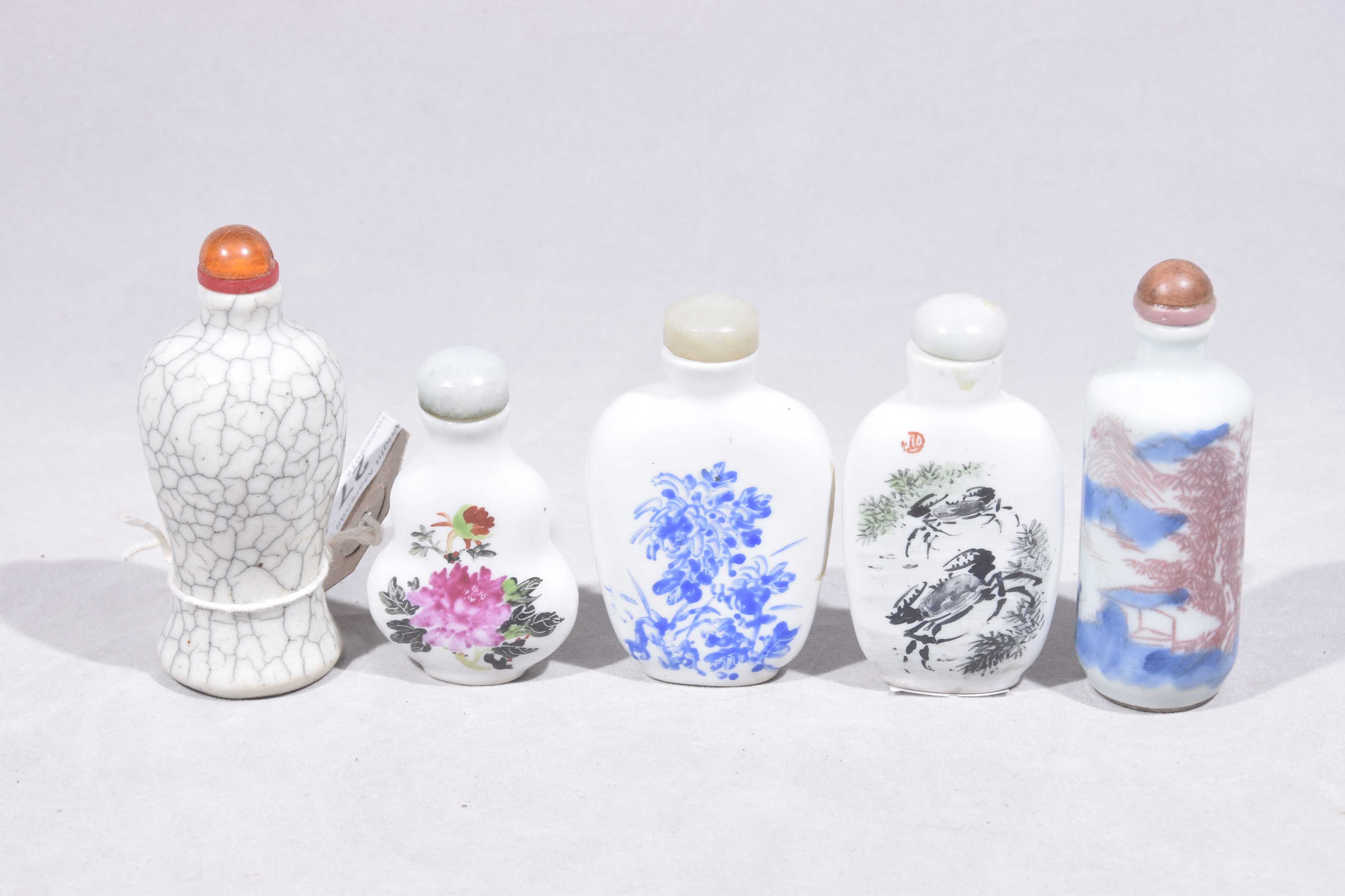 A small group of 19th Century and later Chinese porcelain snuff bottles To include a grey crackle - Image 3 of 4