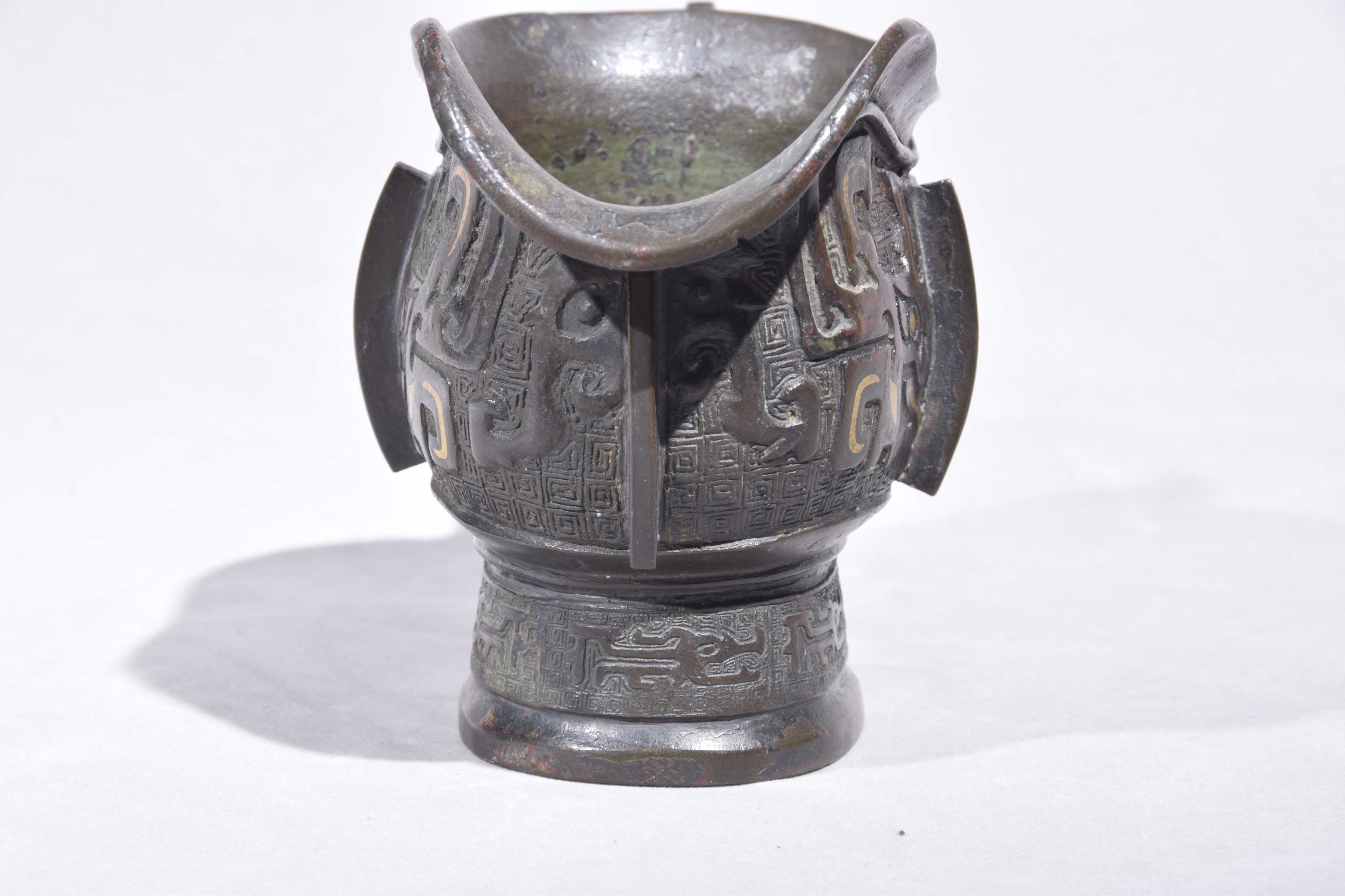 A Chinese bronze spouted wine vessel (Gong) The cast bronze vessel (used for pouring rice wine at - Image 5 of 8