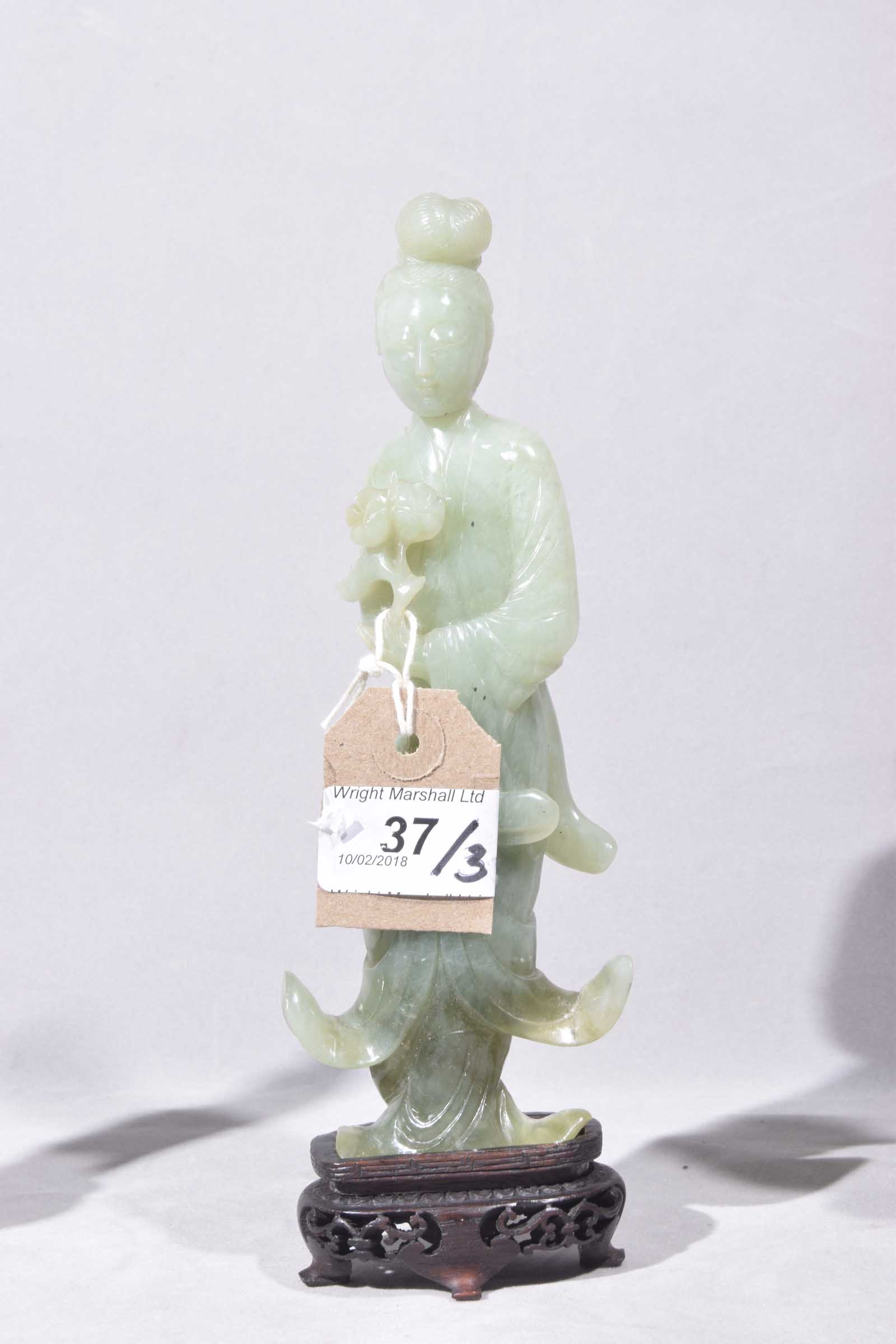 A collection of Chinese green hard stone and quartz figures of Guanyin The two green carved - Image 5 of 11