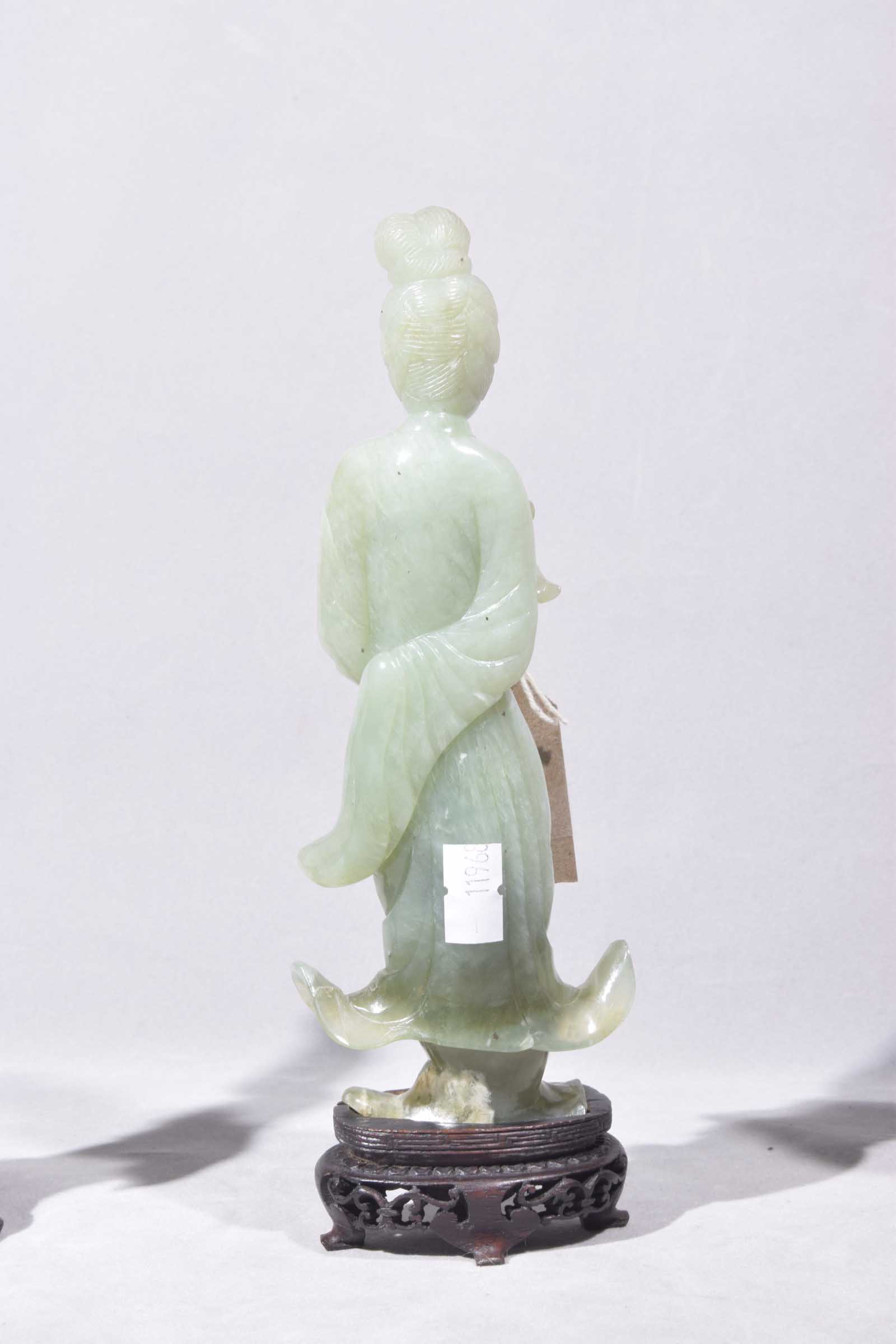 A collection of Chinese green hard stone and quartz figures of Guanyin The two green carved - Image 8 of 11