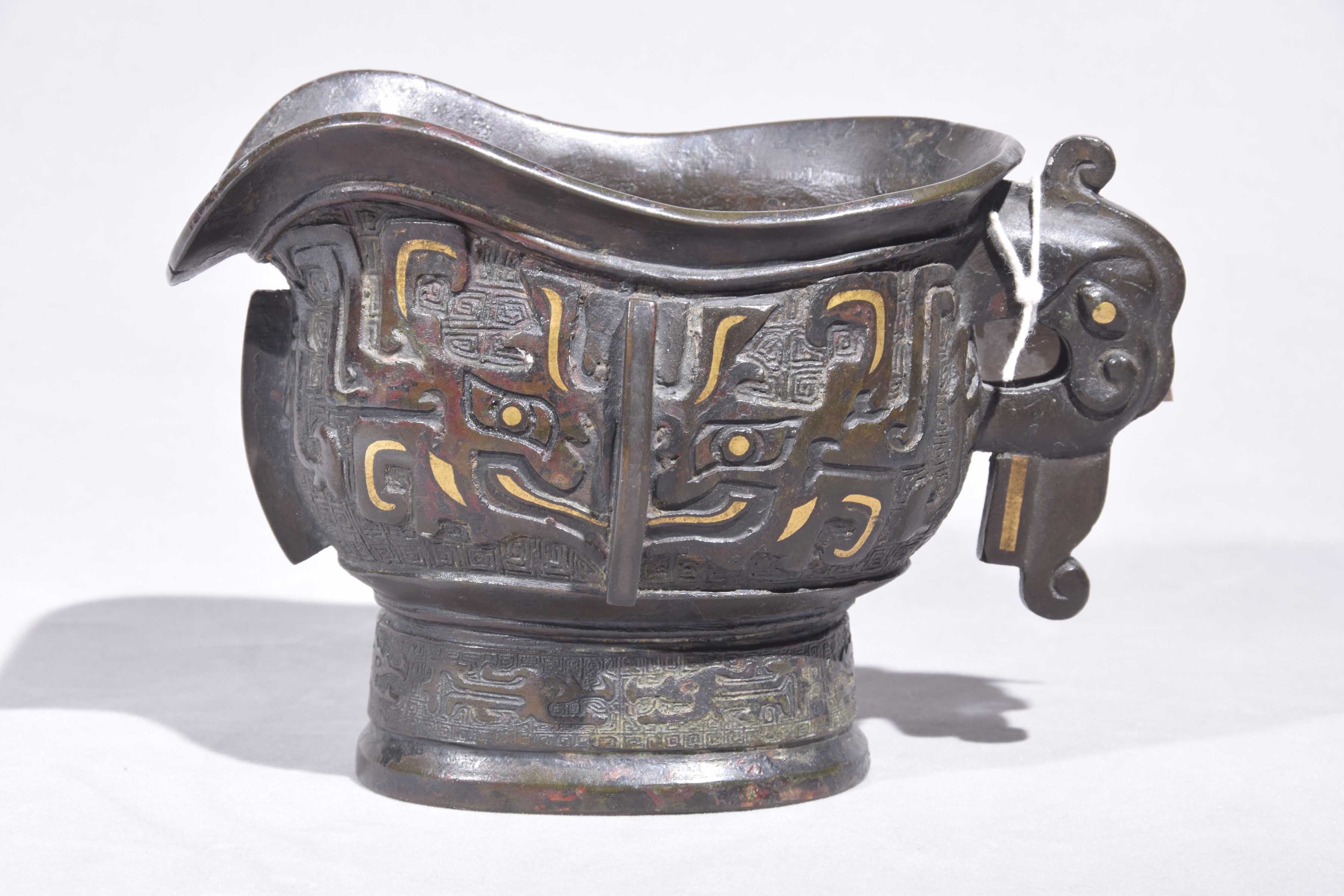 A Chinese bronze spouted wine vessel (Gong) The cast bronze vessel (used for pouring rice wine at - Image 3 of 8