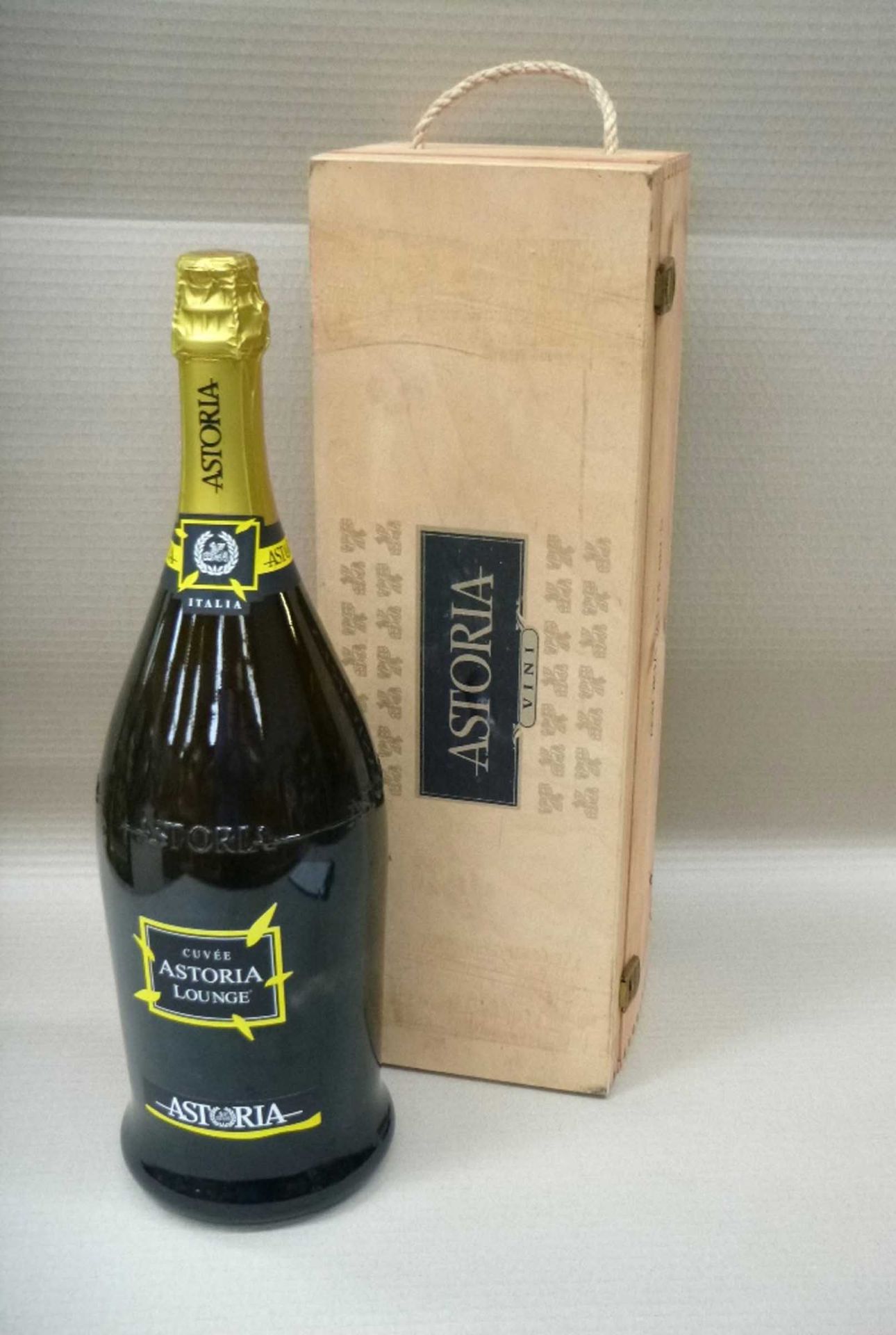 Large wine bottle in box, 50x17x15cm.