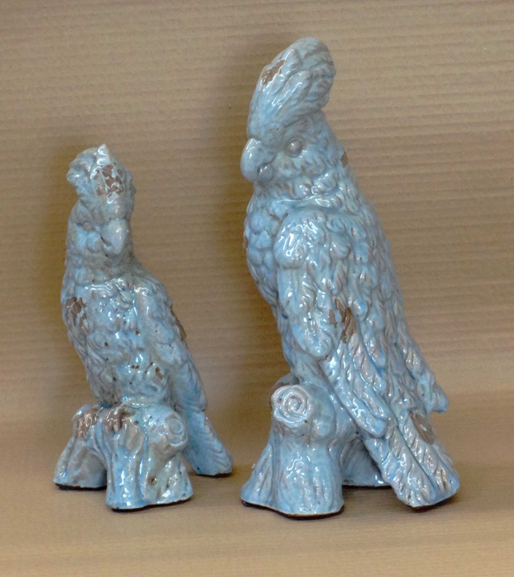 A pair of pottery cockatoos, 40x20x16cm.