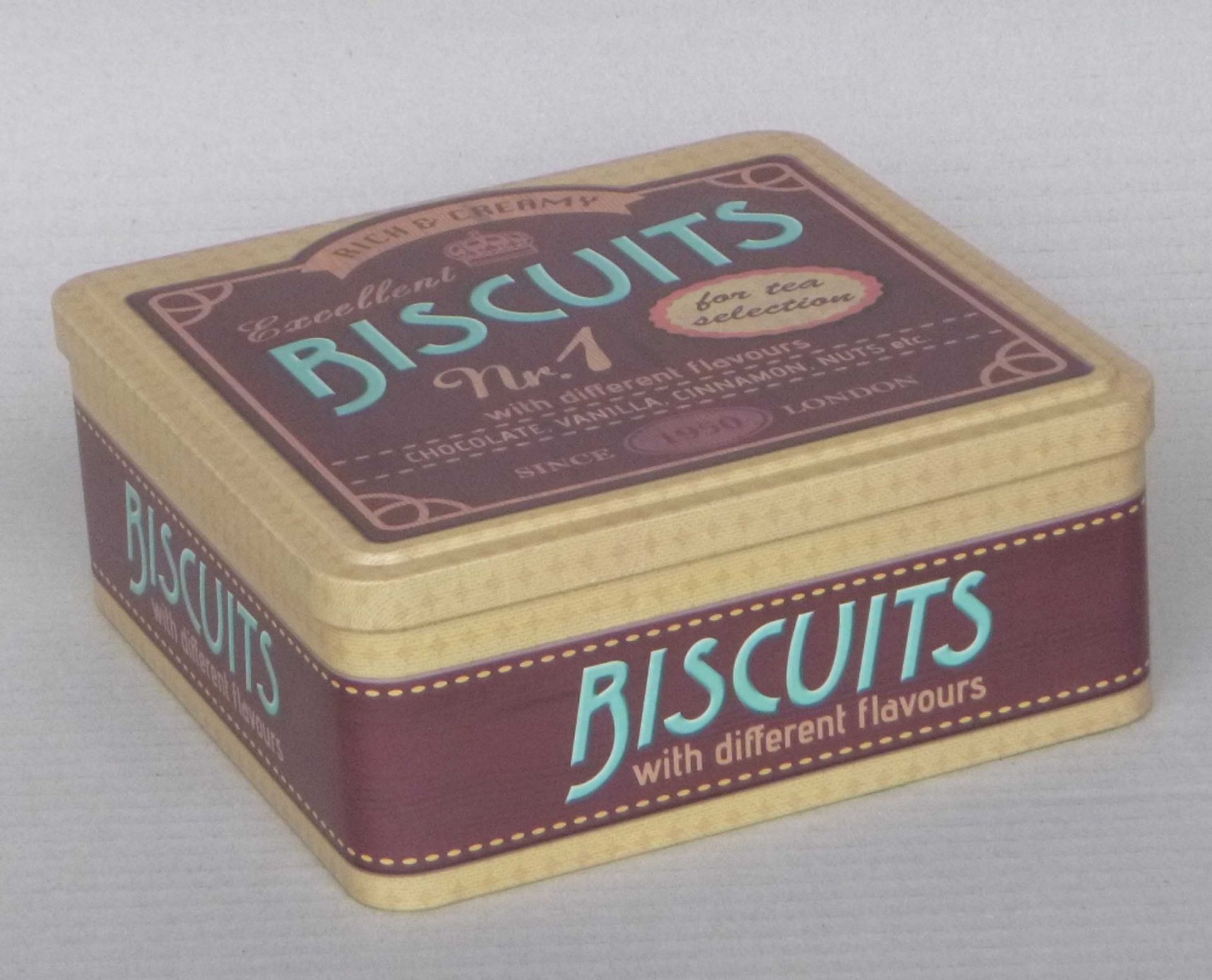 Nine yellow metal biscuit tins, 8x20x20cm.