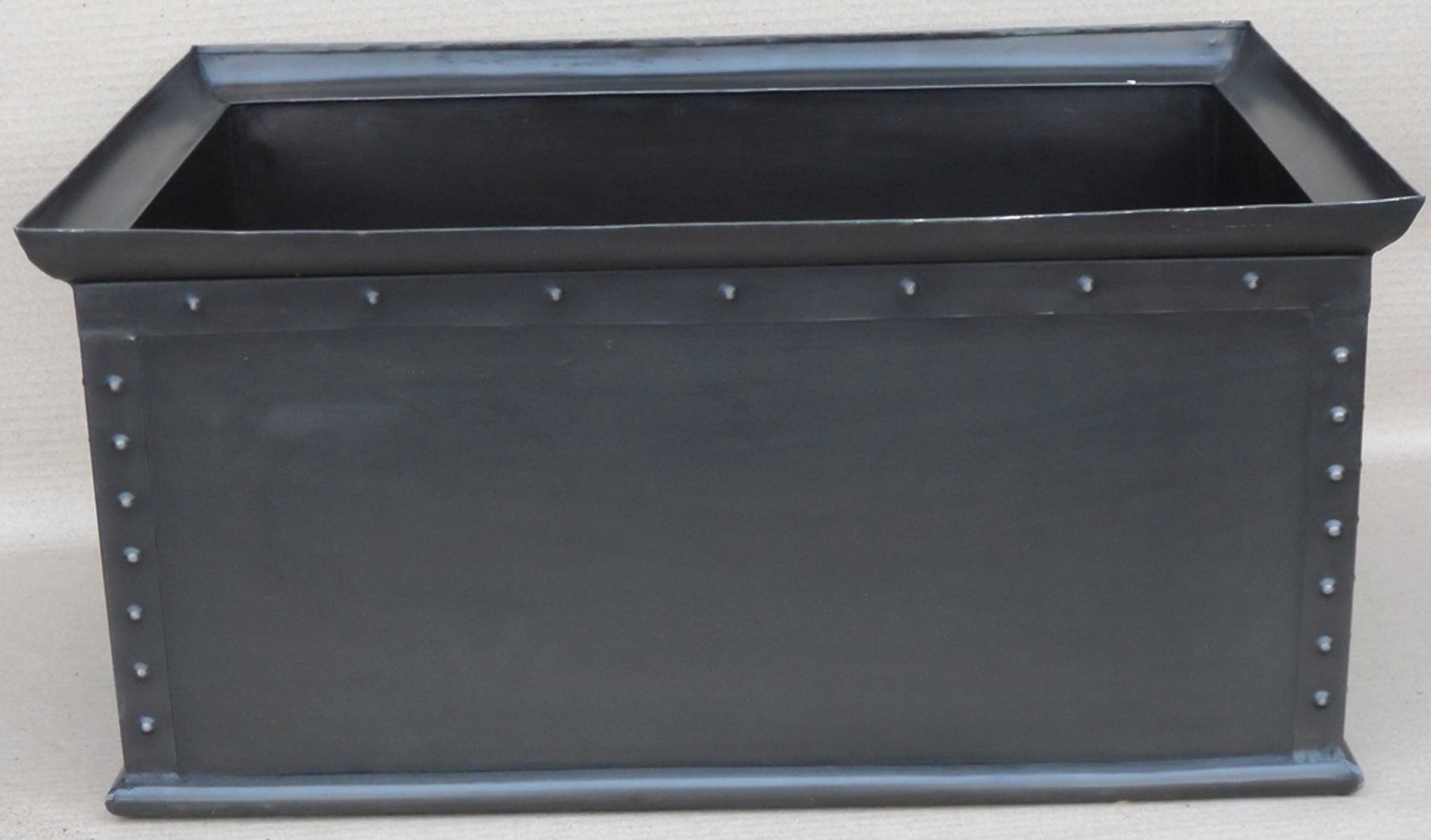 Black iron rectangular planter, 31x65x44cm.