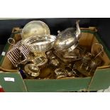 A mixed lot of various silver-plated items to include tea wares, egg cruet, toast rack, muffin dish,