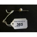 A cultured pearl bar brooch, stamped 9ct, length 5.1cm, approx weight 2g