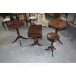 A pair of reproduction mahogany pedestal lamp tables, 20th Century Each with a circular top on a